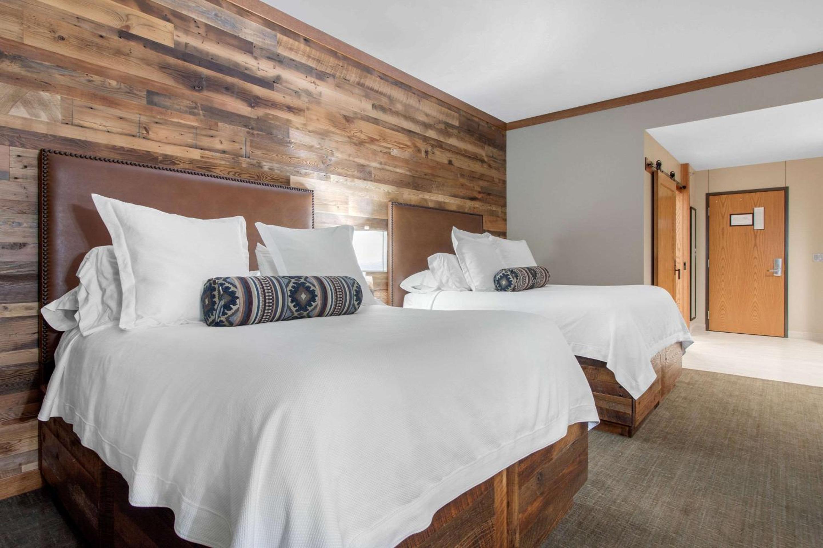 Queen Room with Two Queen Beds and Chair/Ottoman - Non-Smoking - Photo 1