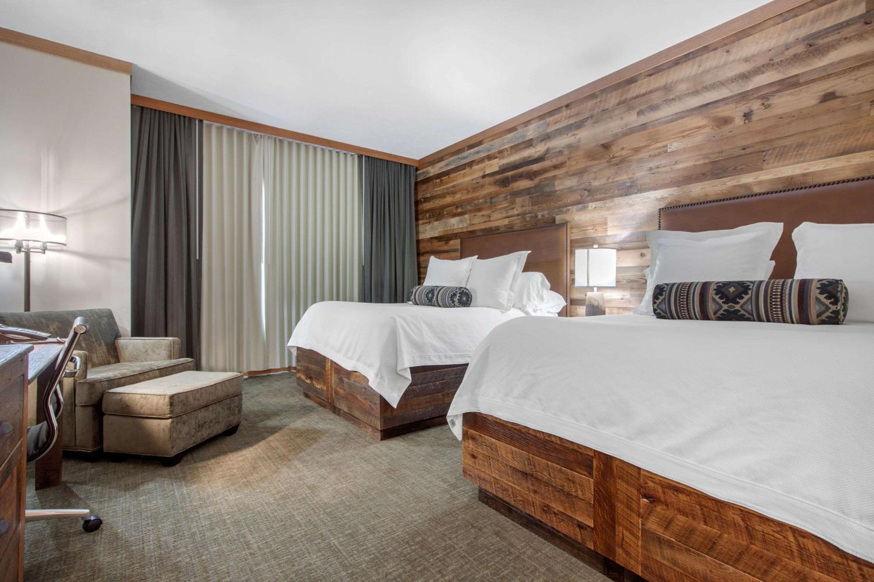 Queen Room with Two Queen Beds and Chair/Ottoman - Non-Smoking - Photo 2