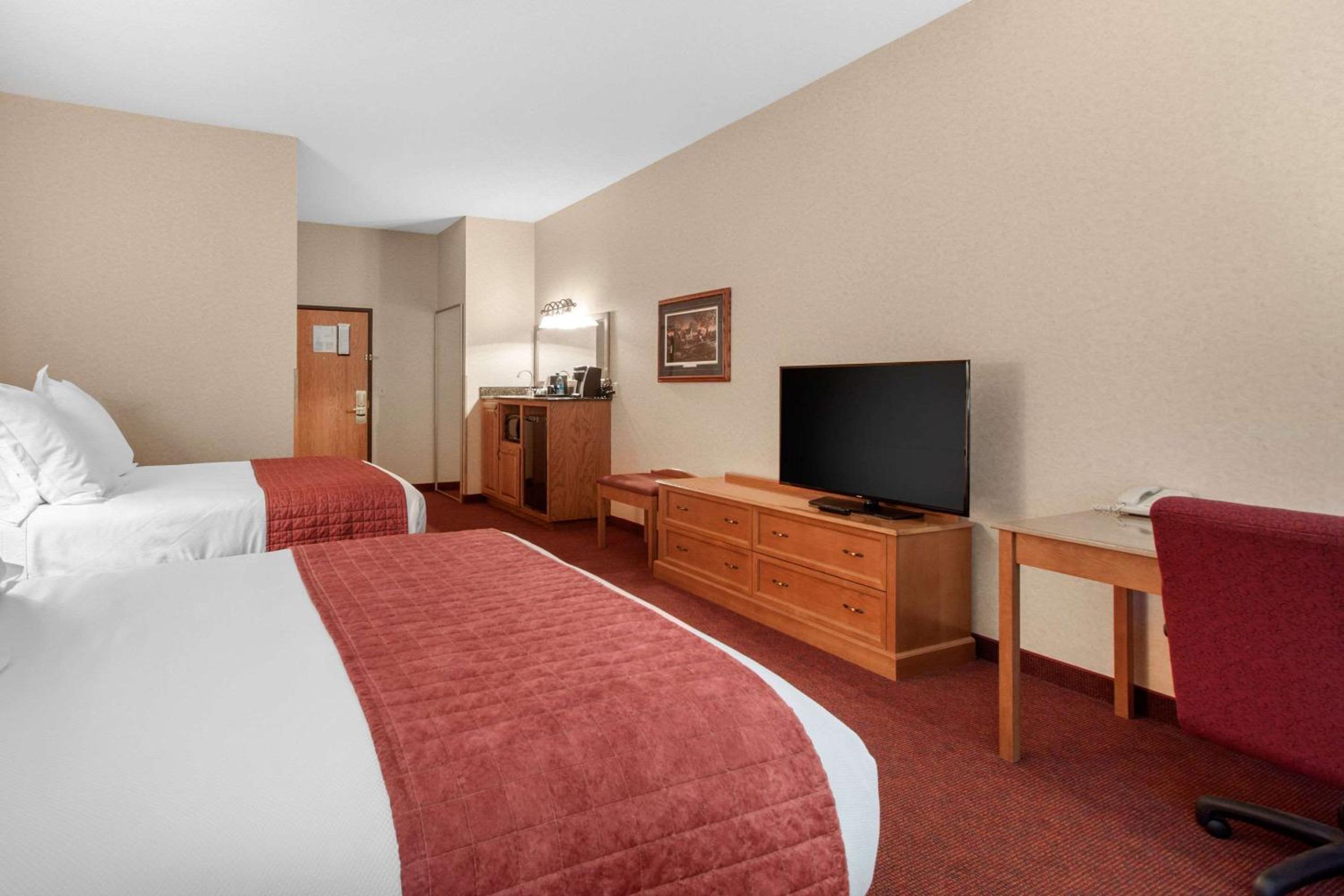 Queen Room with Two Queen Beds - Non-Smoking - Photo 2