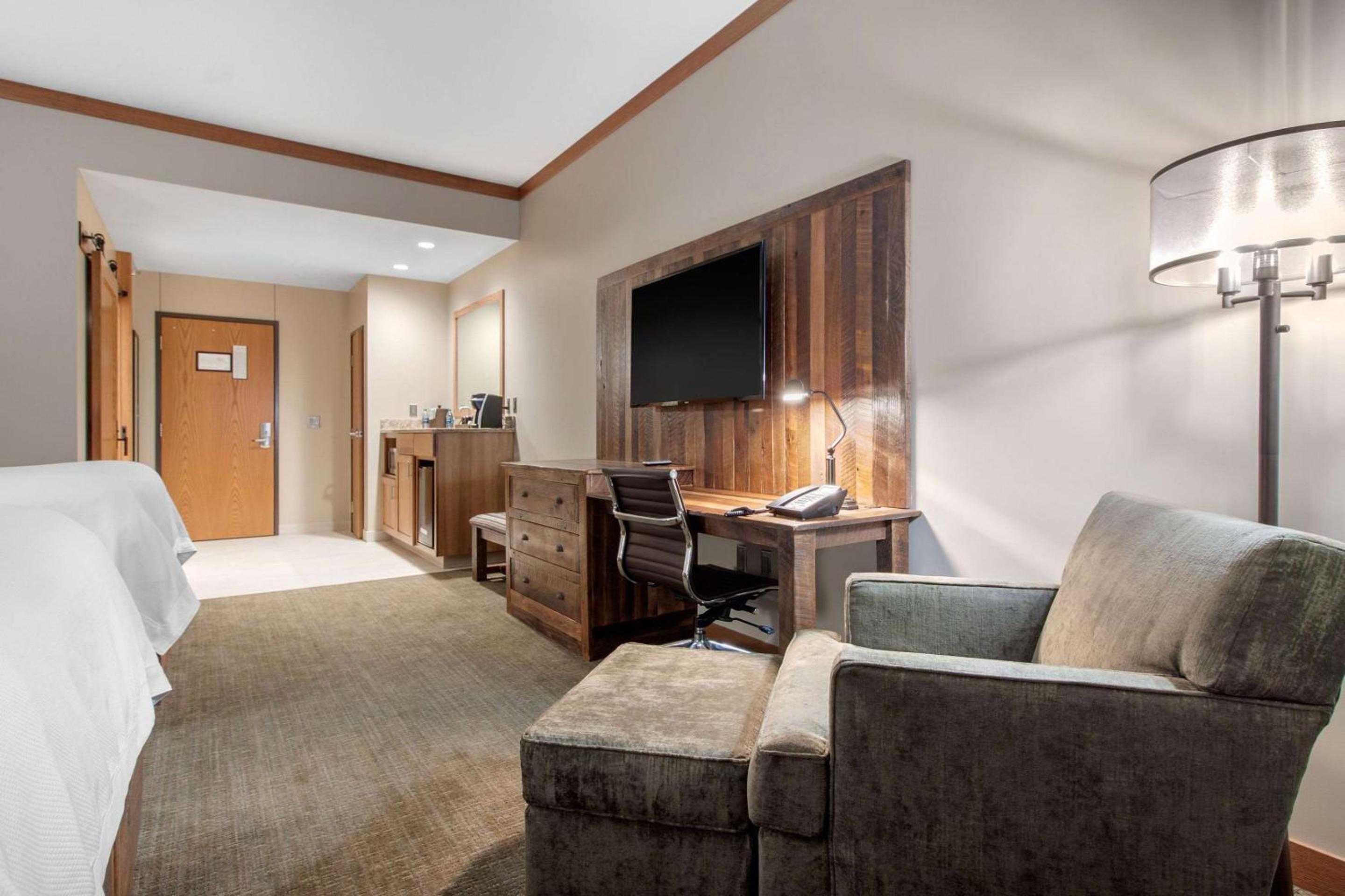 Queen Room with Two Queen Beds and Chair/Ottoman - Non-Smoking - Photo 4