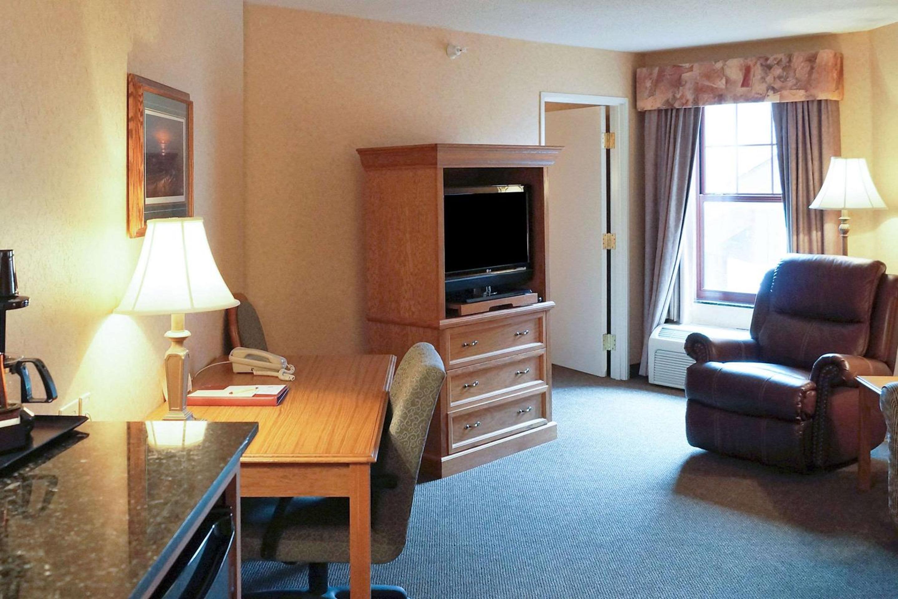 Queen Suite with Two Queen Beds and Sofa Bed - Non-Smoking - Photo 1