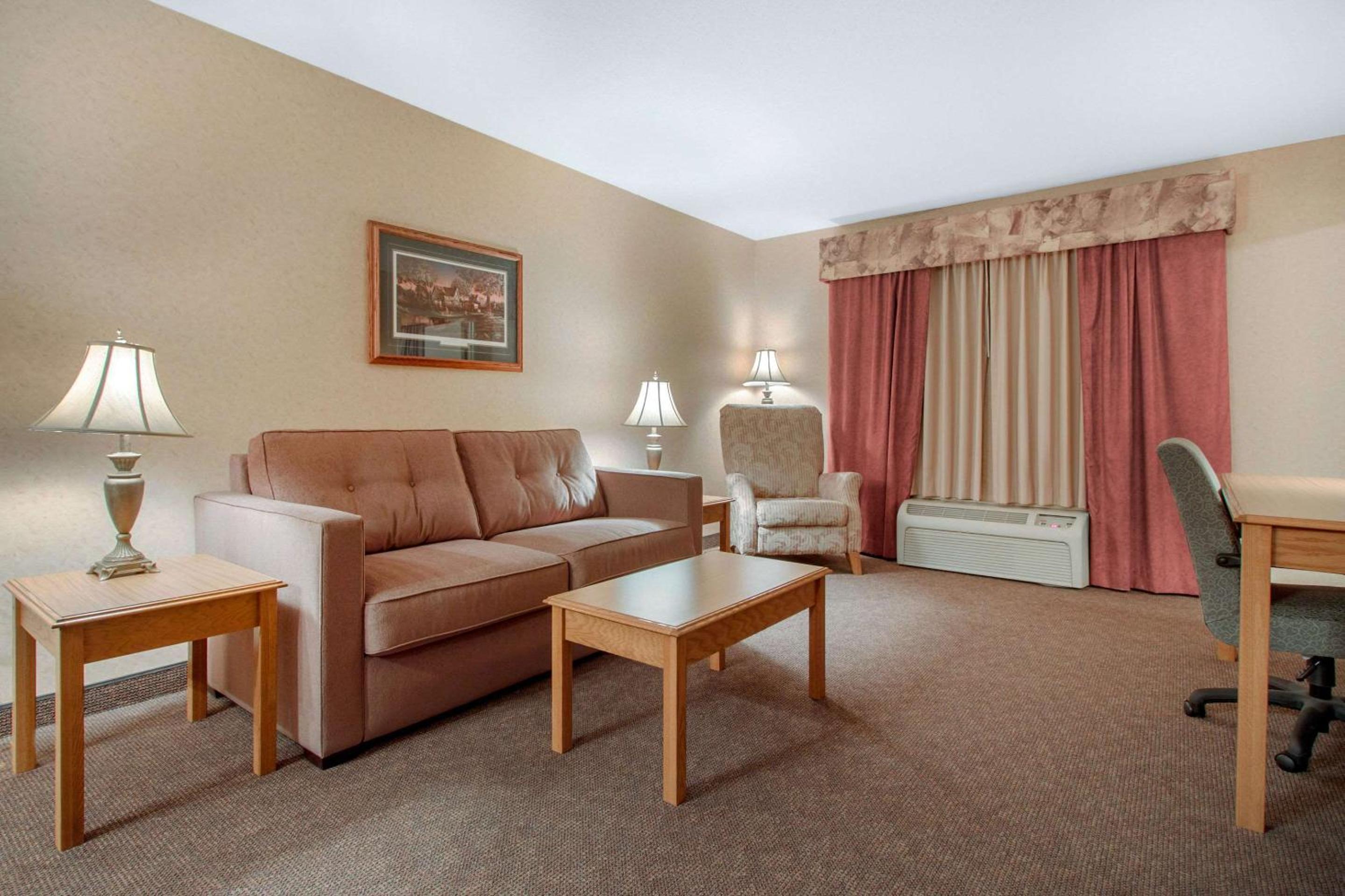 King Suite with Sofa Bed - Non-Smoking - Photo 2
