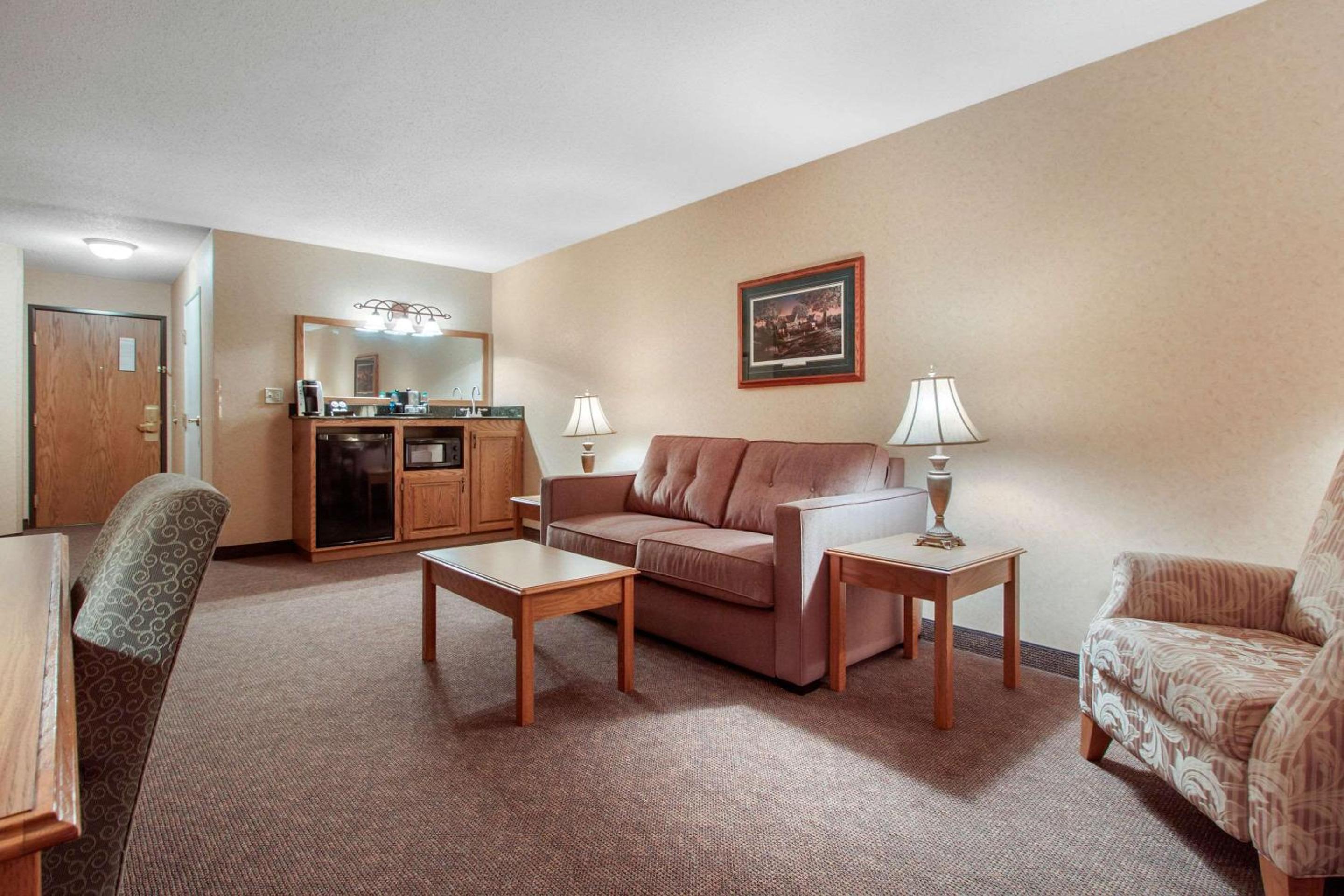 King Suite with Sofa Bed - Non-Smoking - Photo 5