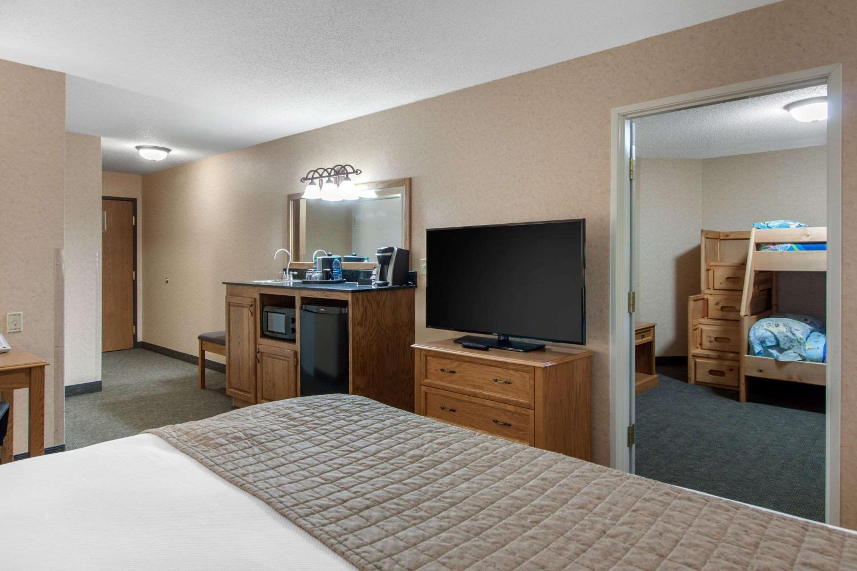 King Suite with Bunk Beds - Non-Smoking - Photo 1