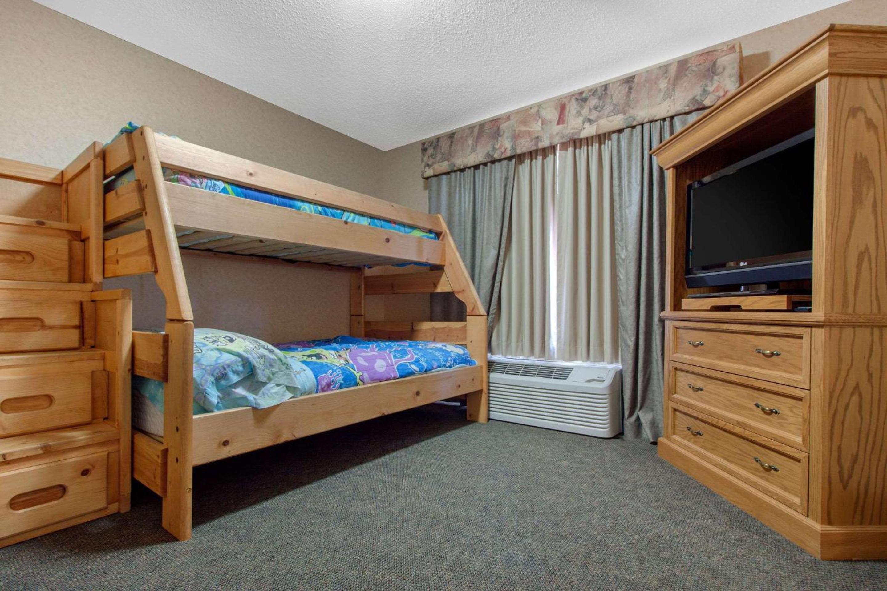 King Suite with Bunk Beds - Non-Smoking - Photo 4