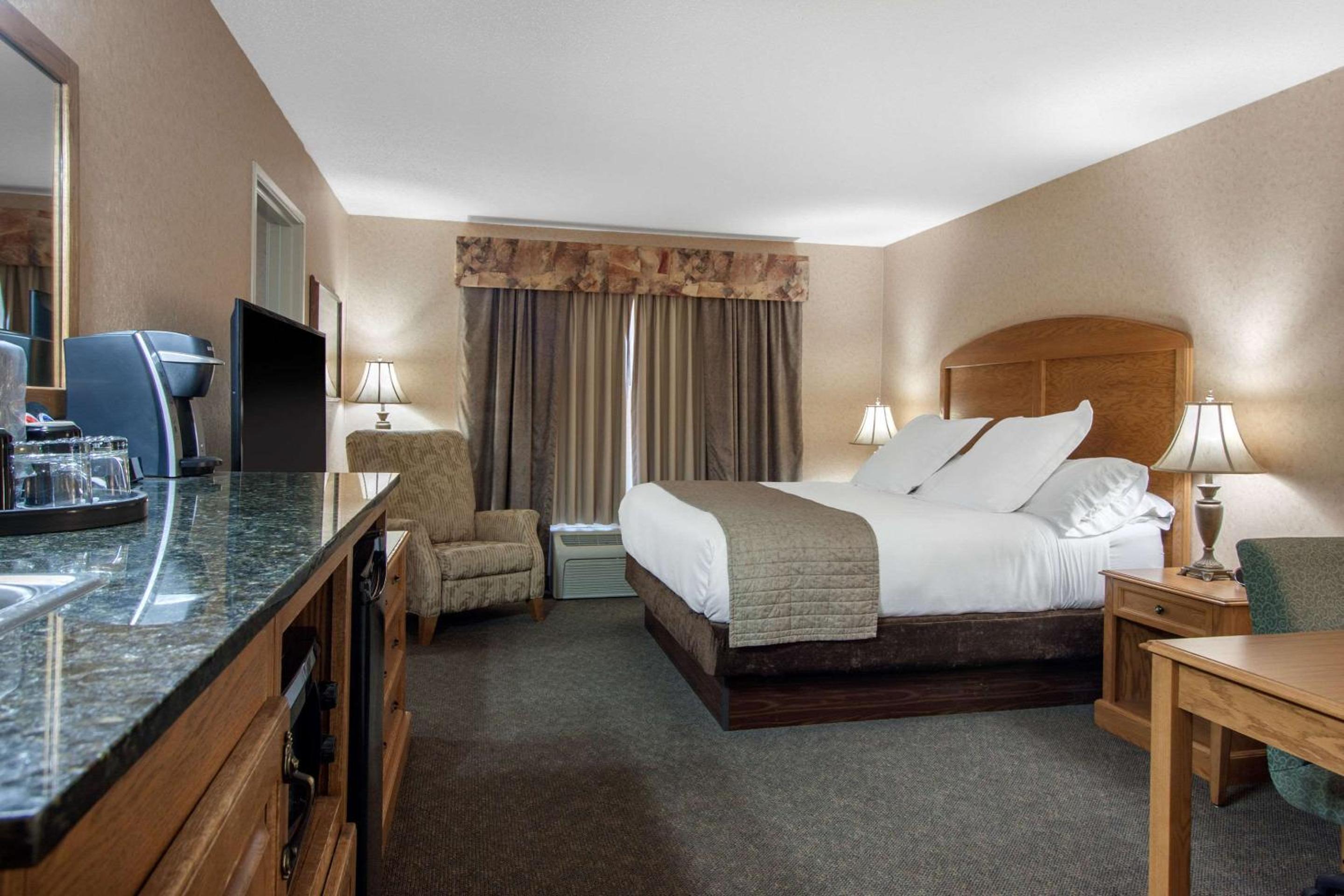 King Suite with Bunk Beds - Non-Smoking - Photo 2