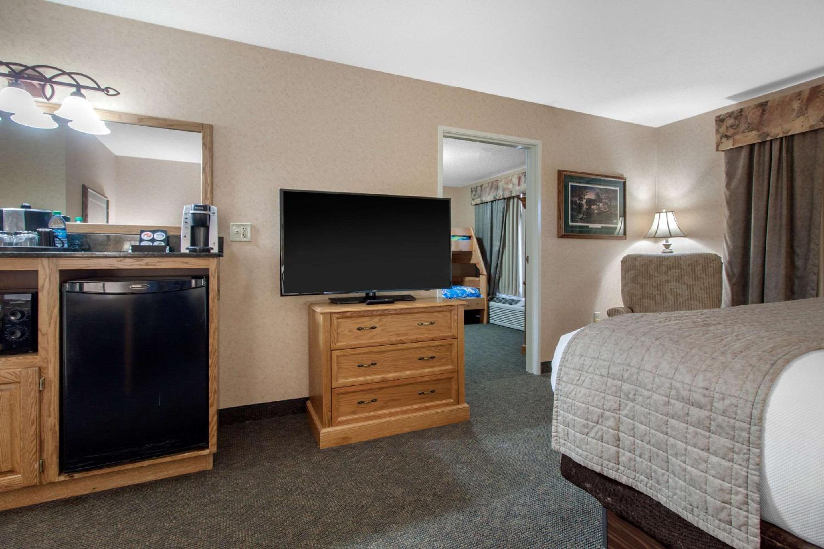 King Suite with Bunk Beds - Non-Smoking - Photo 5