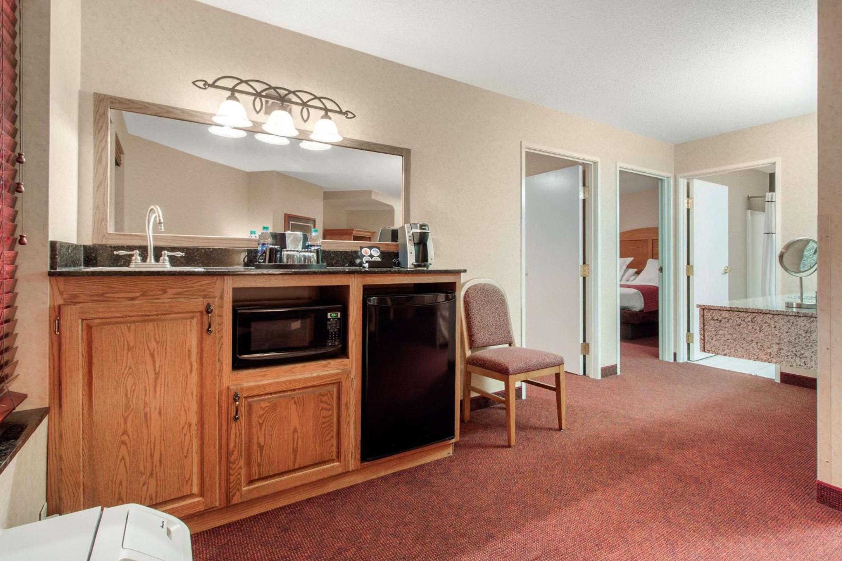 King Suite with Two King Beds - Non-Smoking photo 3