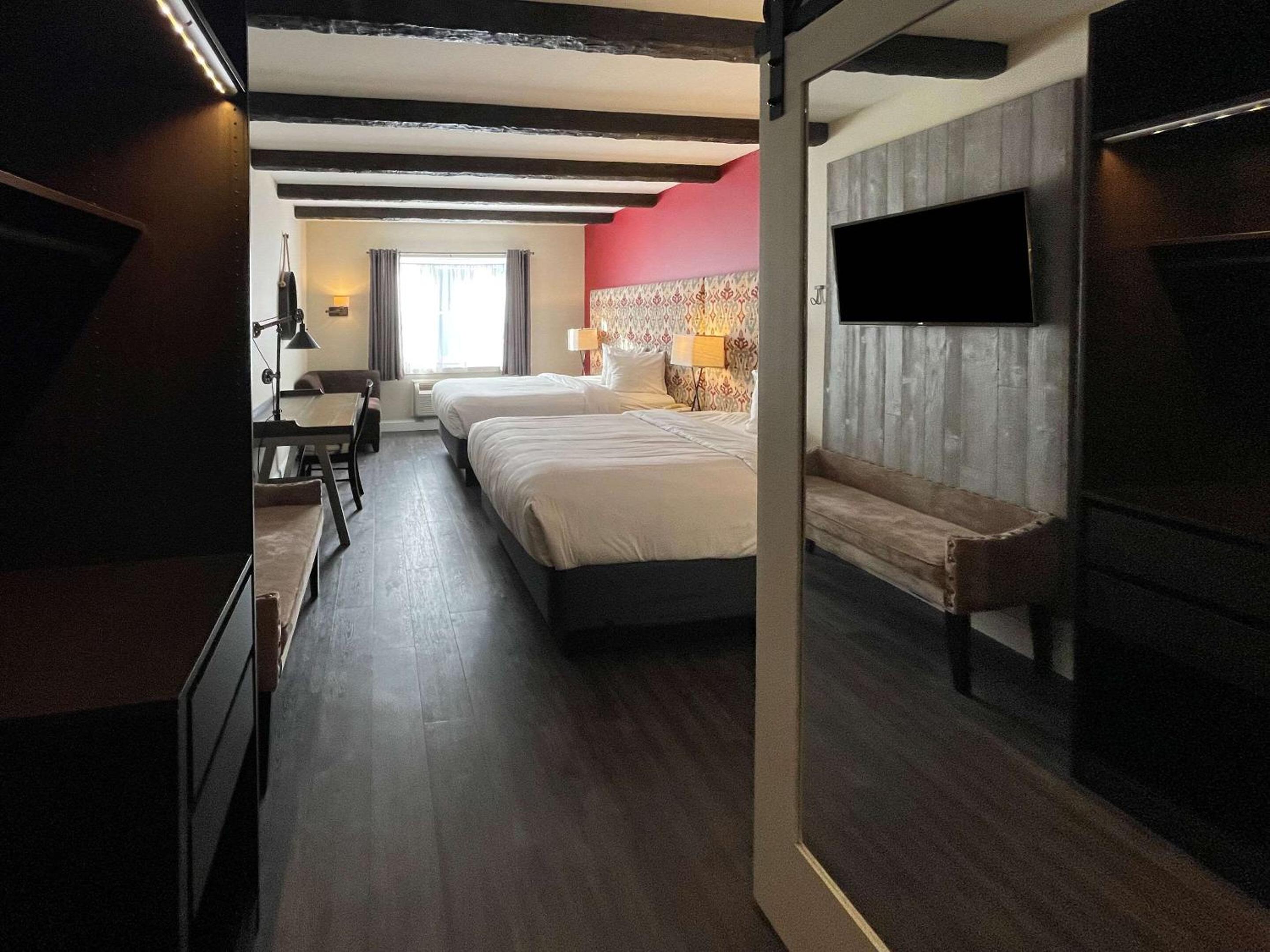 Upgrade Queen Room with Two Queen Beds - Non-Smoking - Photo 10