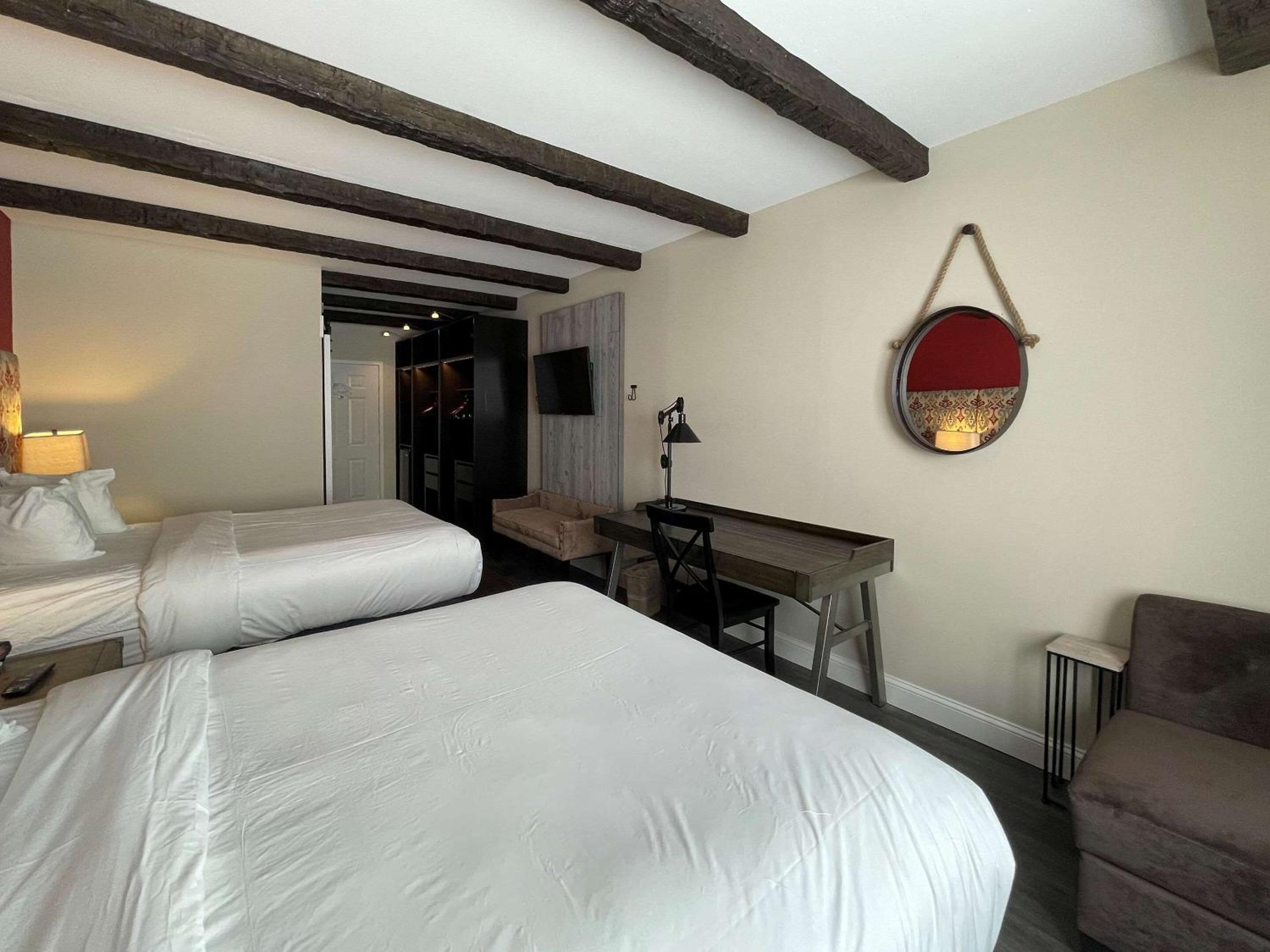 Upgrade Queen Room with Two Queen Beds - Non-Smoking - Photo 7