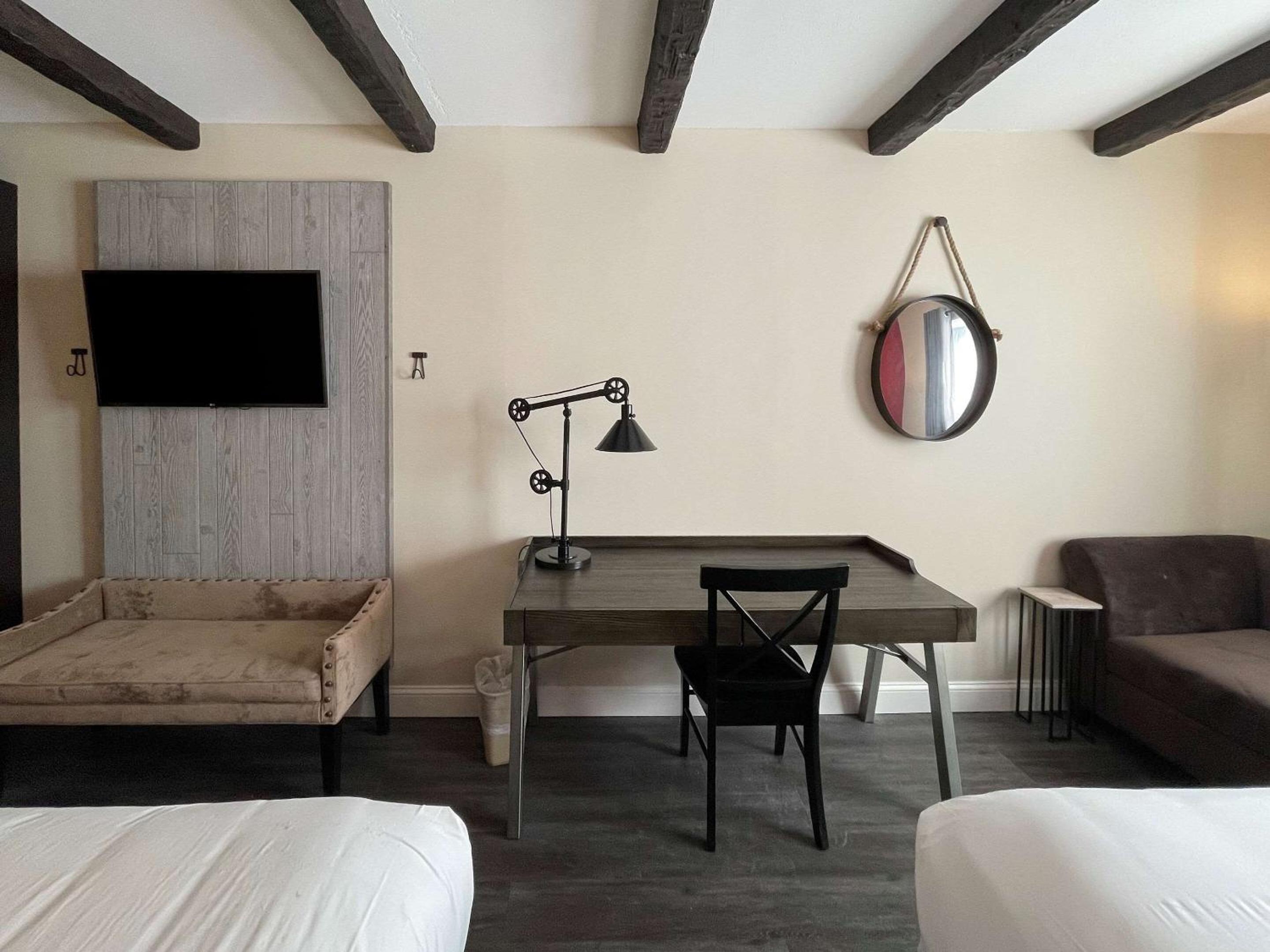 Upgrade Queen Room with Two Queen Beds - Non-Smoking - Photo 8