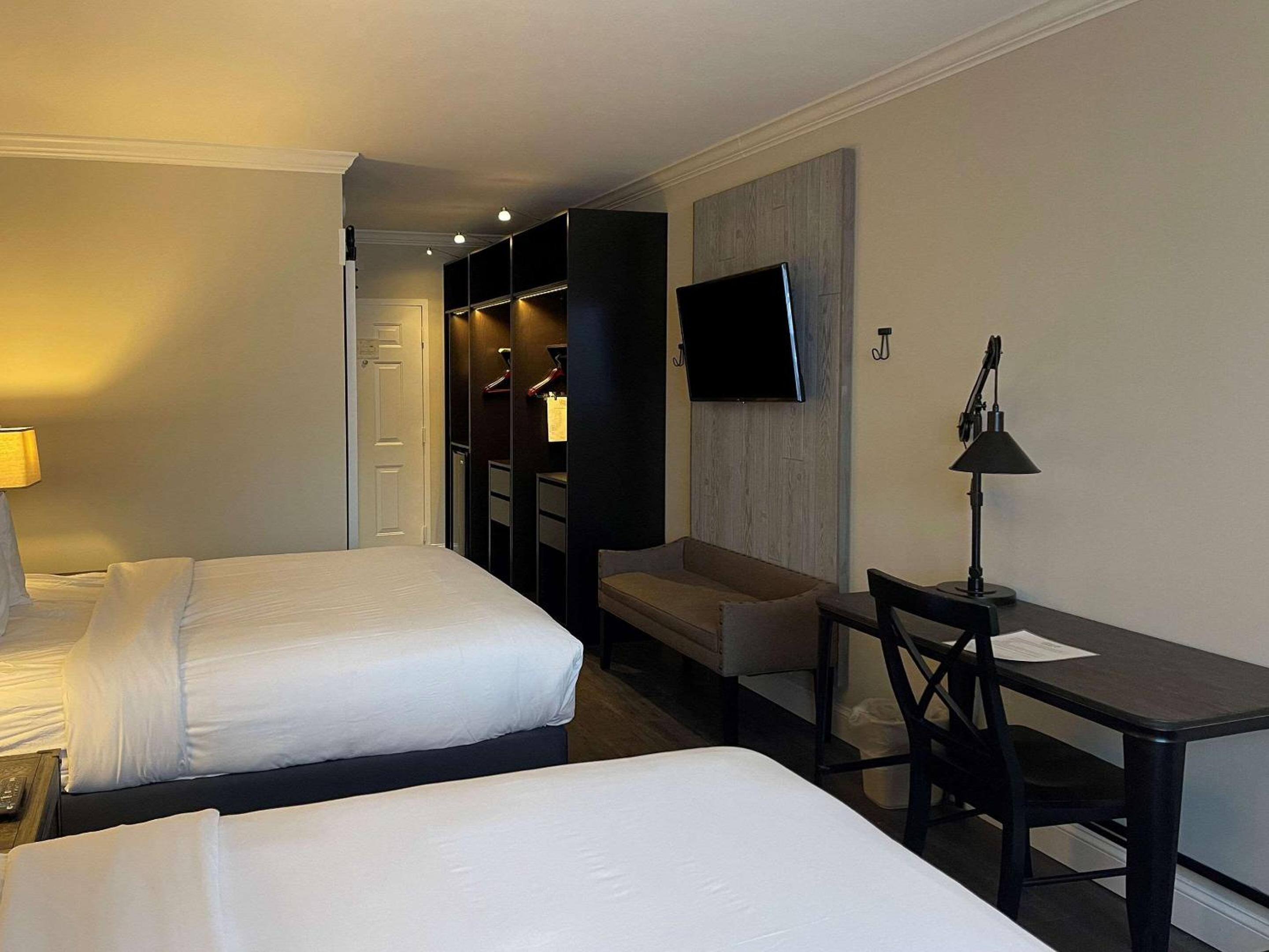 Upgrade Queen Room with Two Queen Beds - Non-Smoking - Photo 12