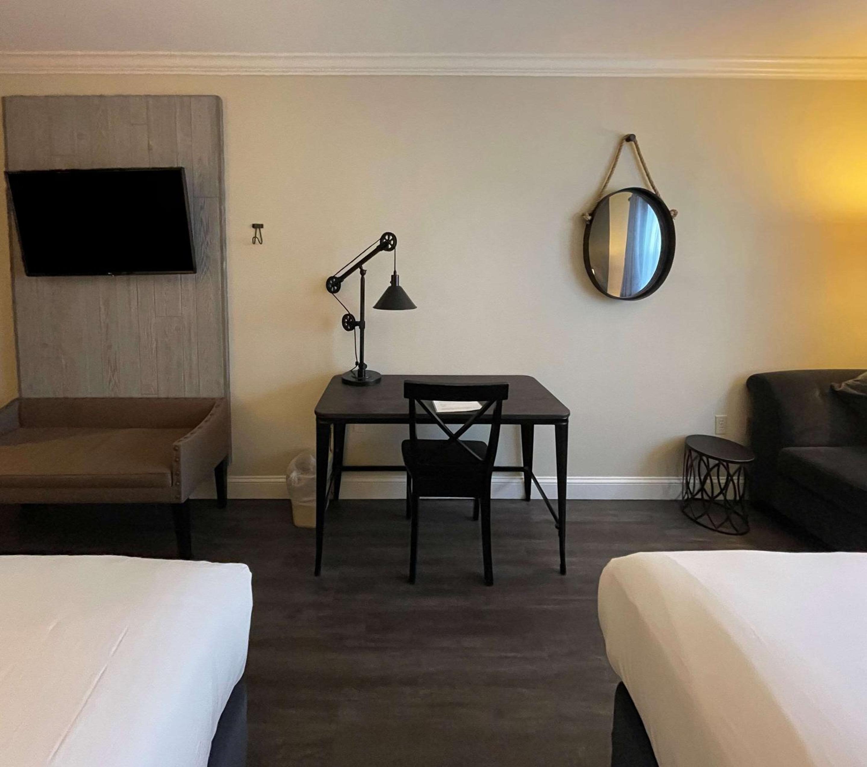Upgrade Queen Room with Two Queen Beds - Non-Smoking - Photo 2