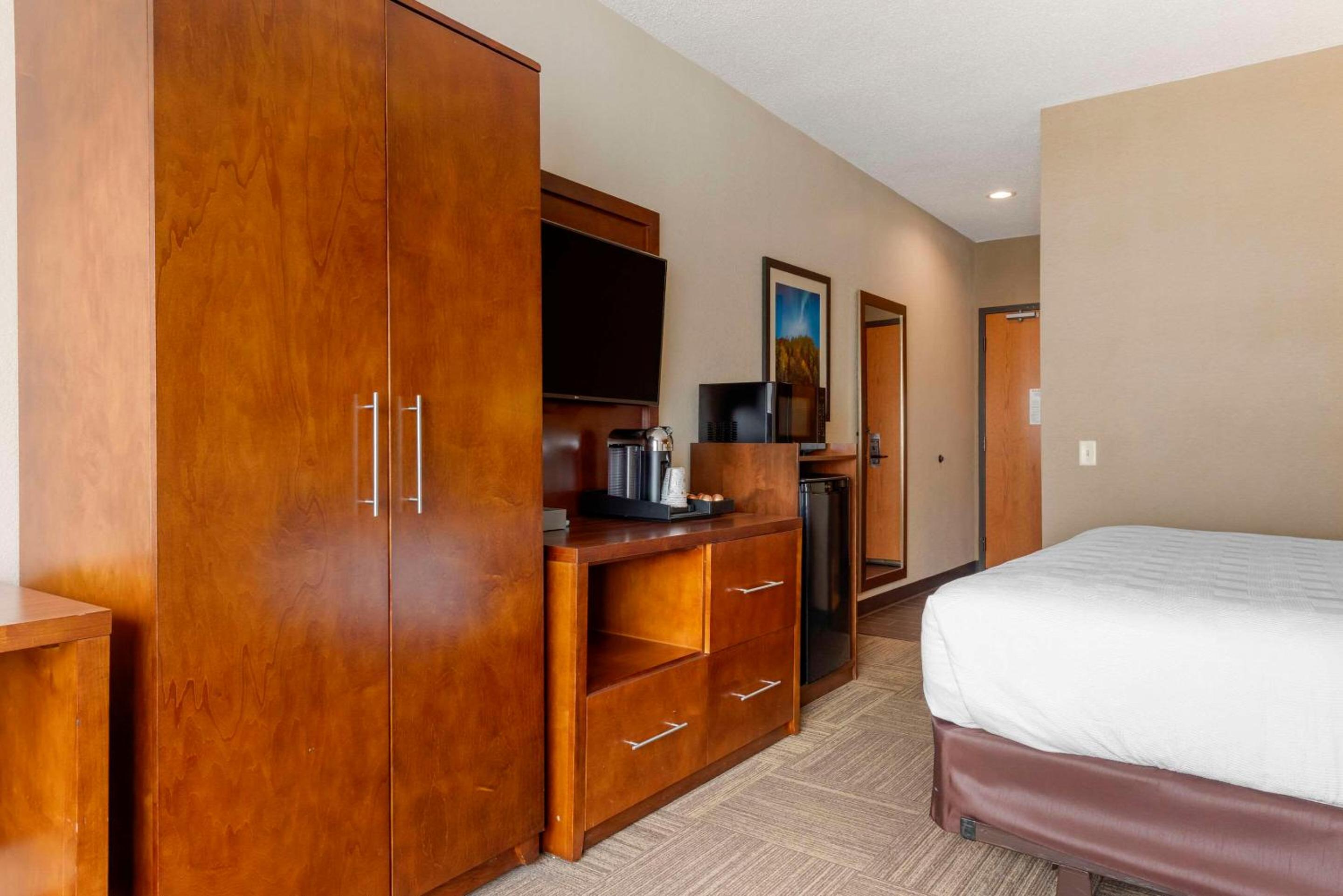 King Suite - Non-Smoking - Photo 2