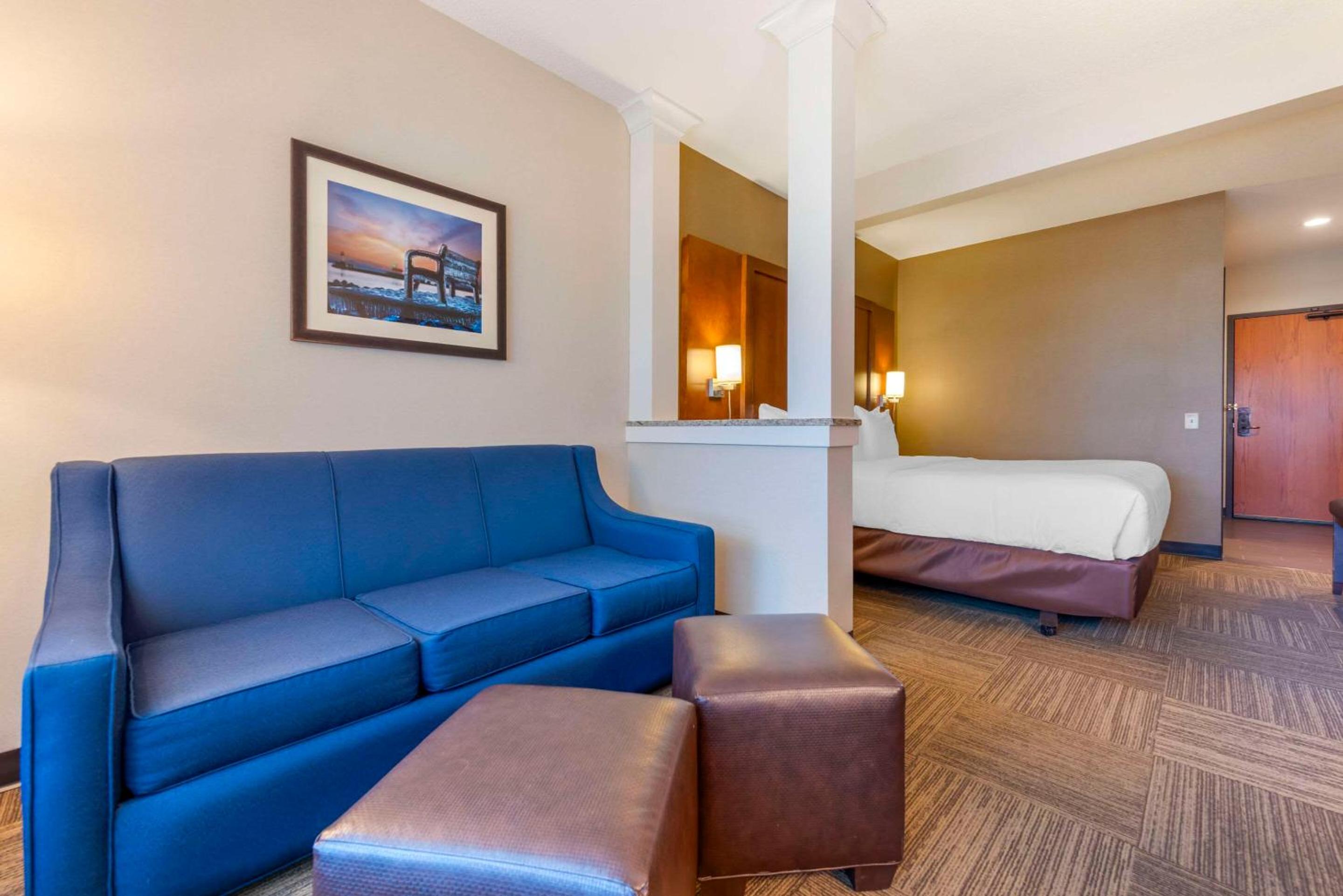 King Suite - Non-Smoking - City View - Photo 4