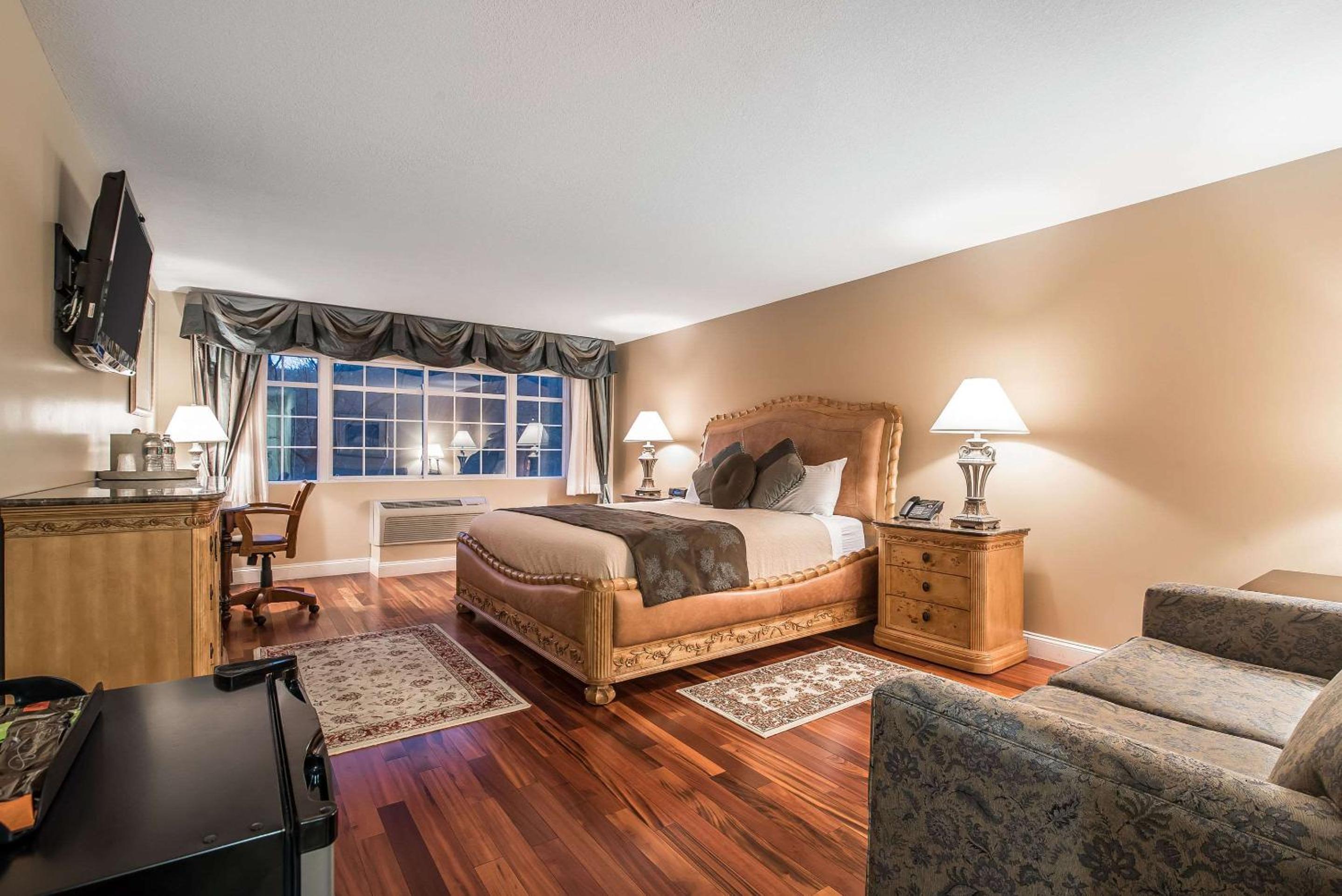 King Room with Sofa Bed - Non-Smoking photo 1
