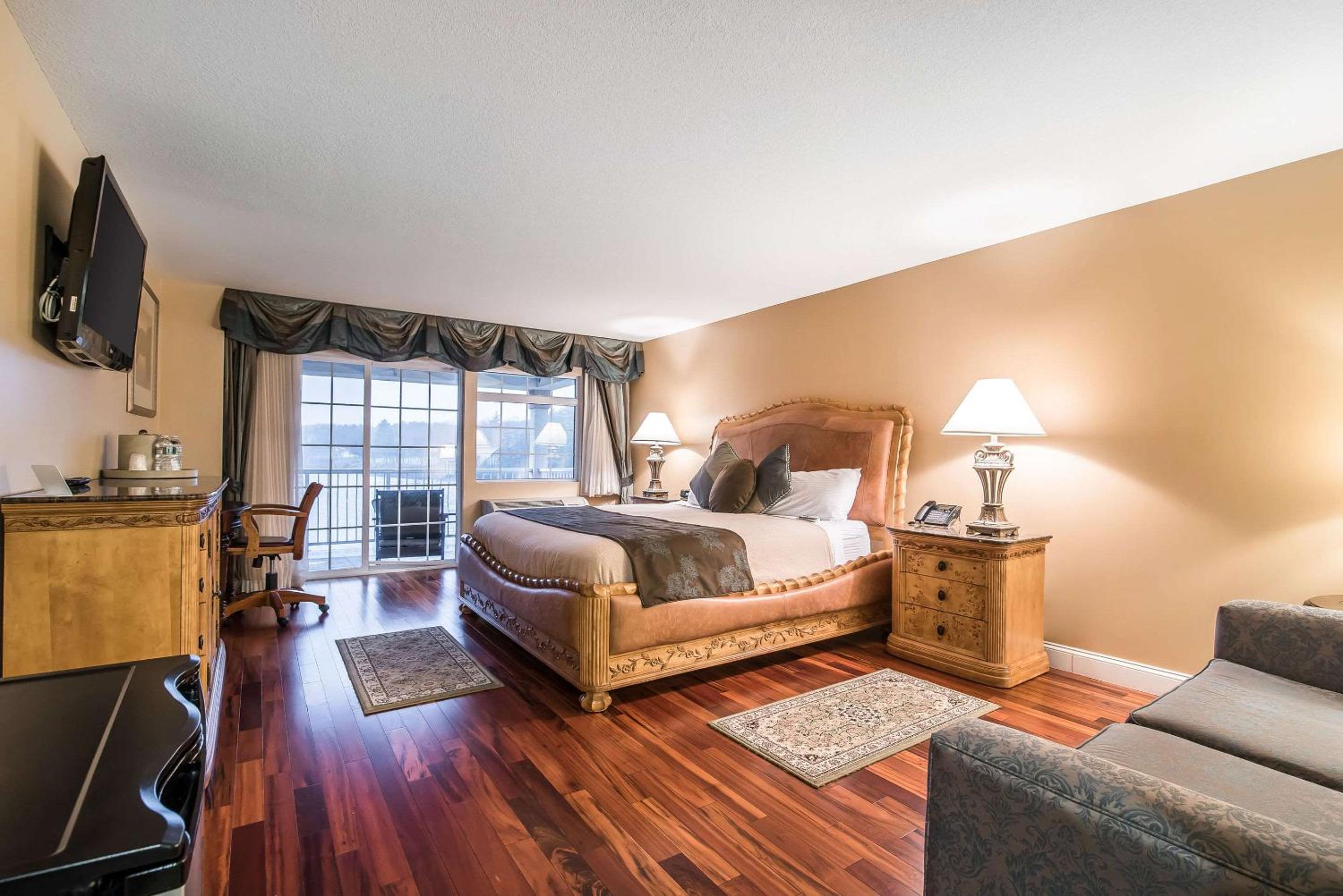 King Room with Balcony and River View - Non-Smoking