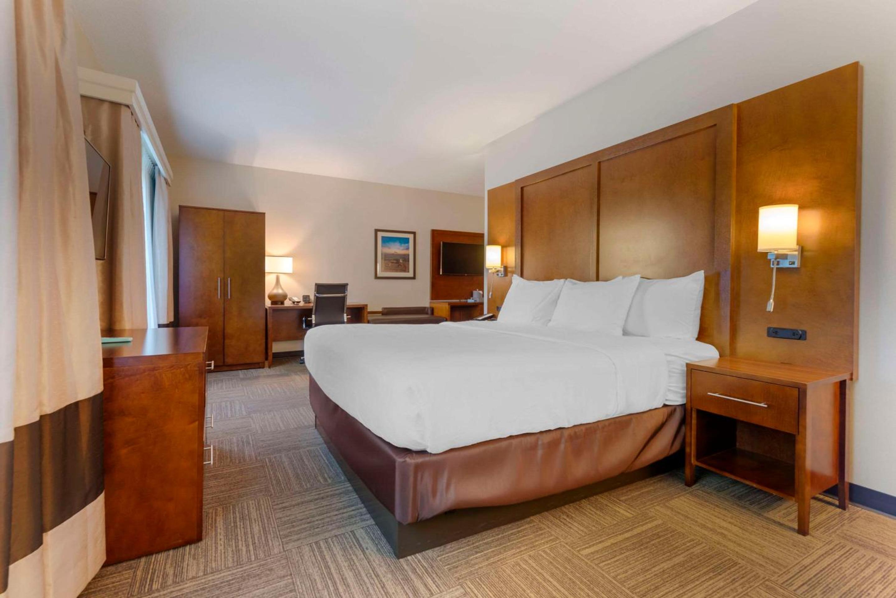 King Suite with Sofa Bed-Lake View - Photo 2