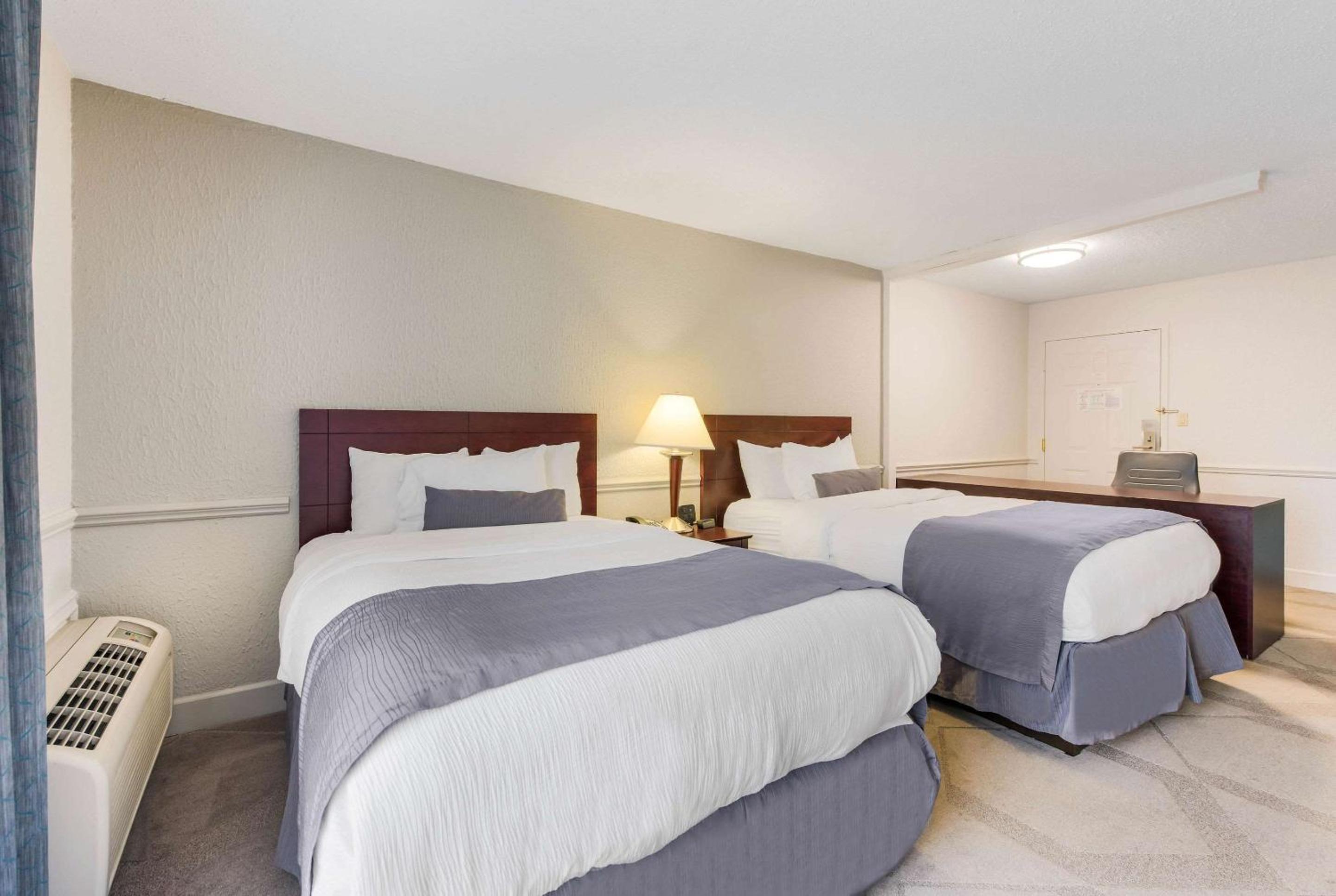 Double Room with Two Double Beds - Non-Smoking - Photo 2