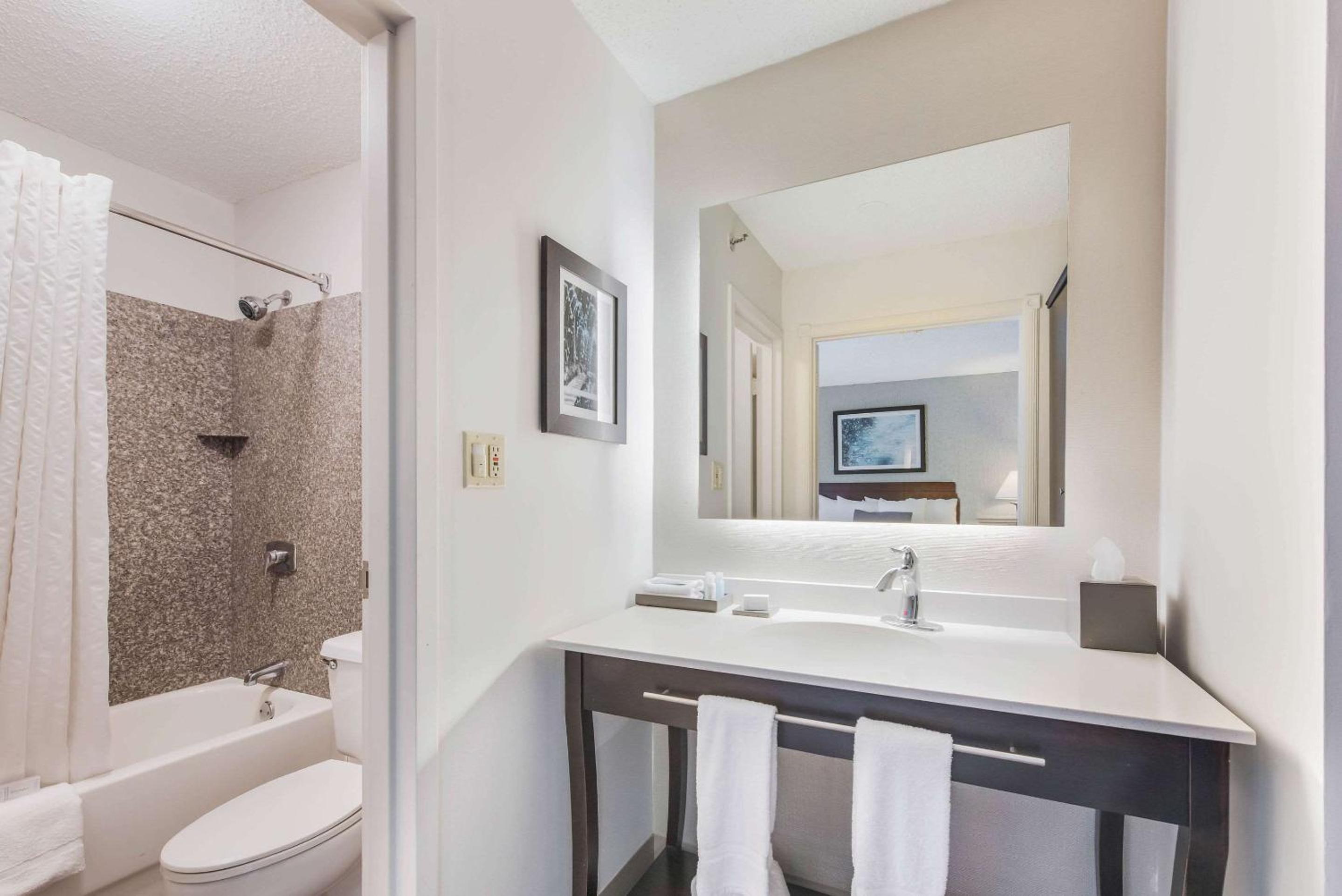 King Suite - Accessible/Non-Smoking - Photo 1