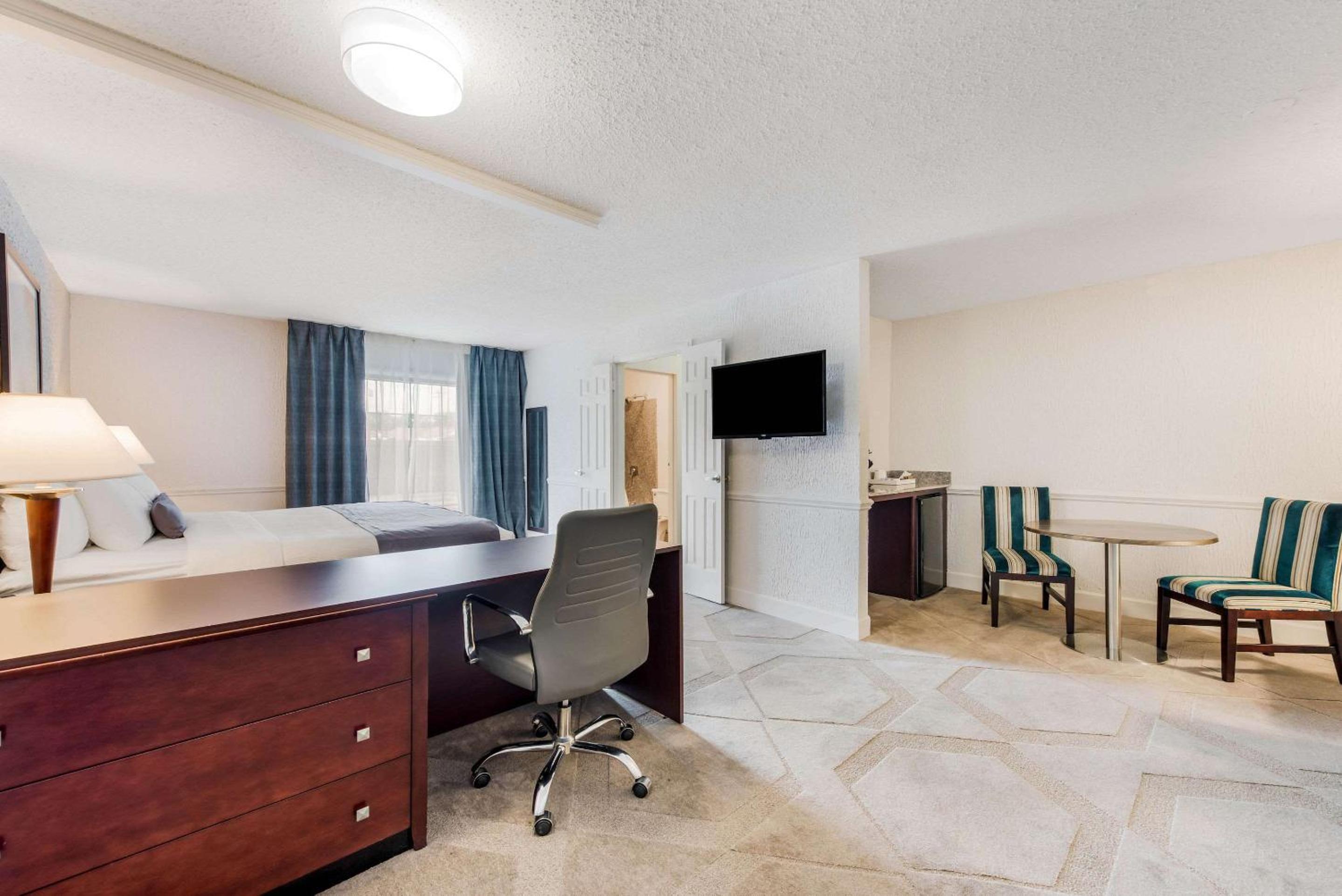 King Suite - Non-Smoking - Photo 3