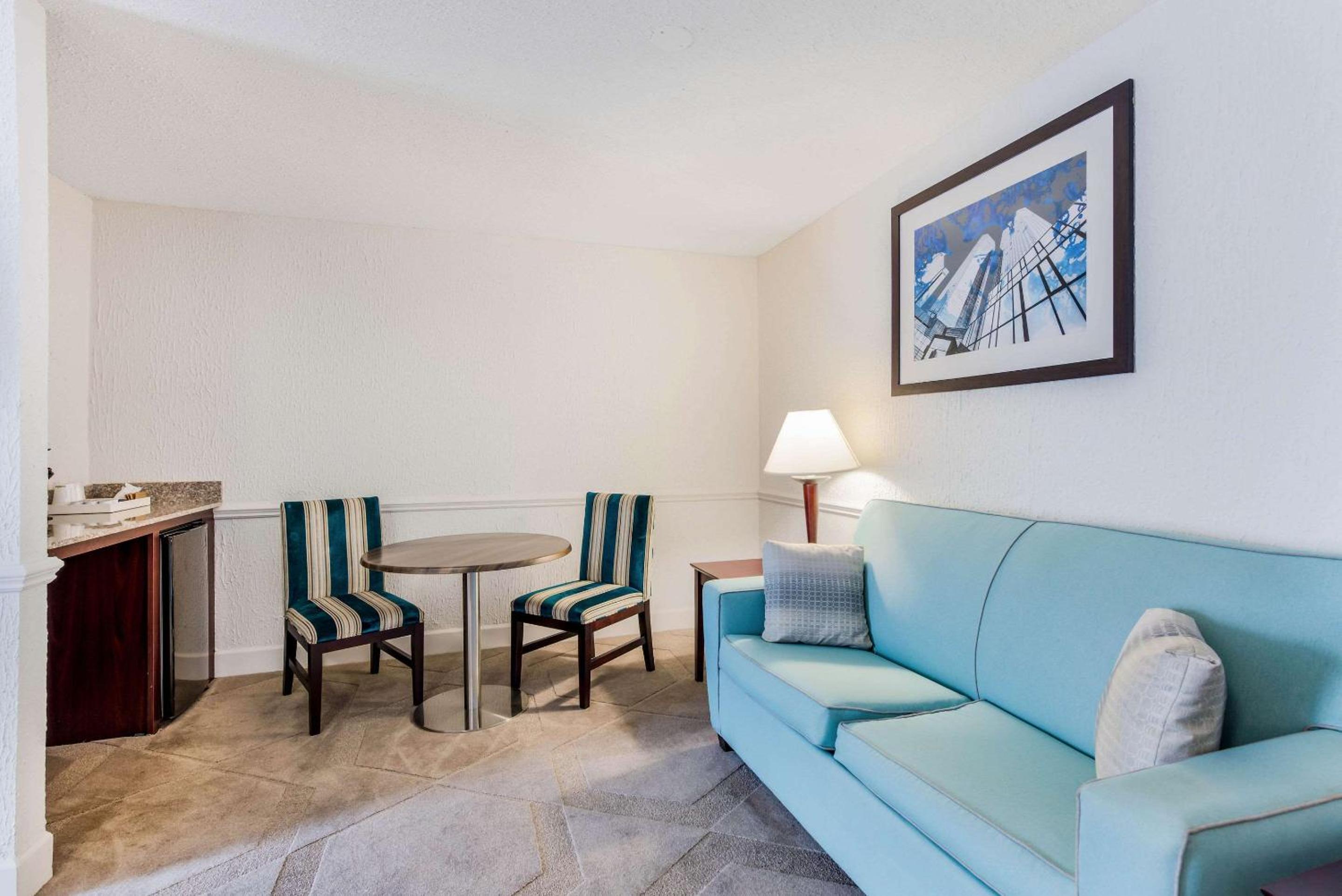 King Suite - Non-Smoking - Photo 4