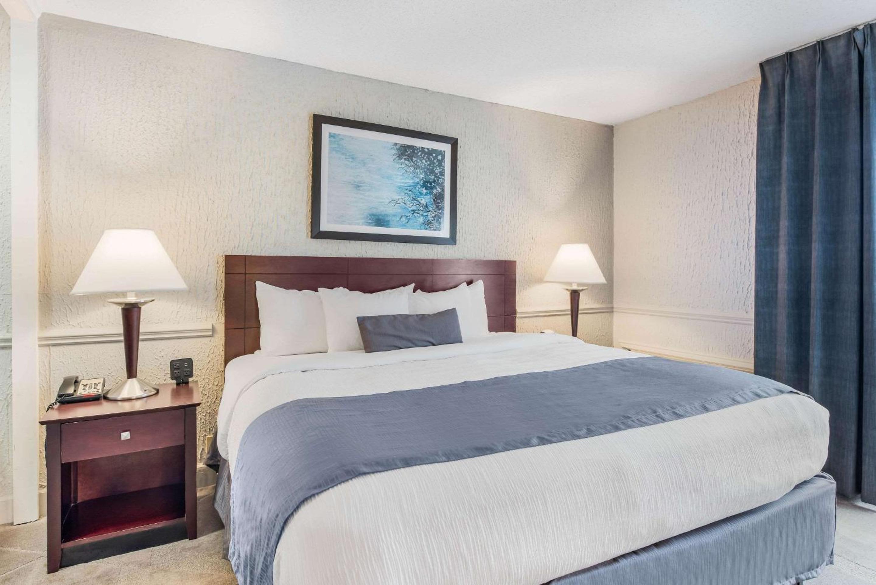 King Suite with Hot Tub - Non-Smoking