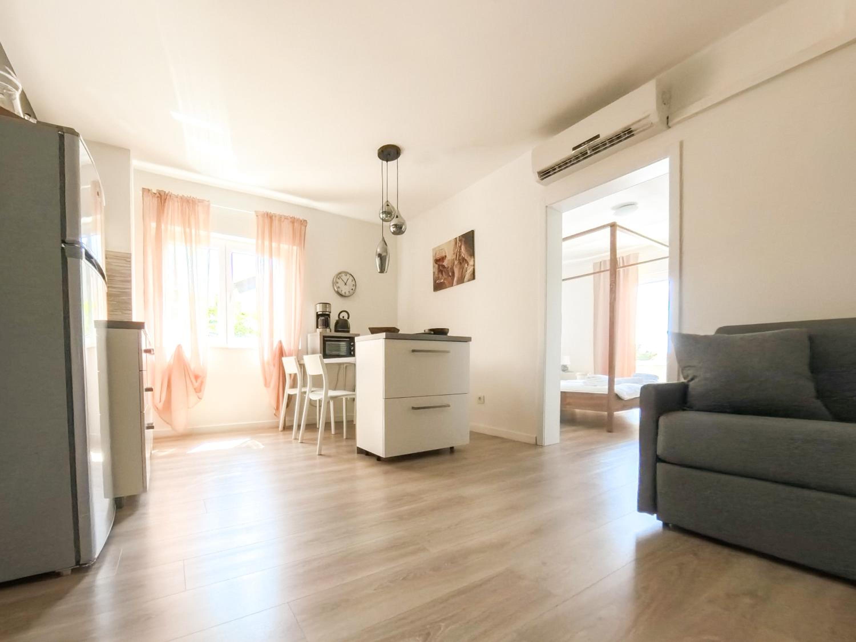 One-Bedroom Apartment with Balcony and Sea View - Photo 8
