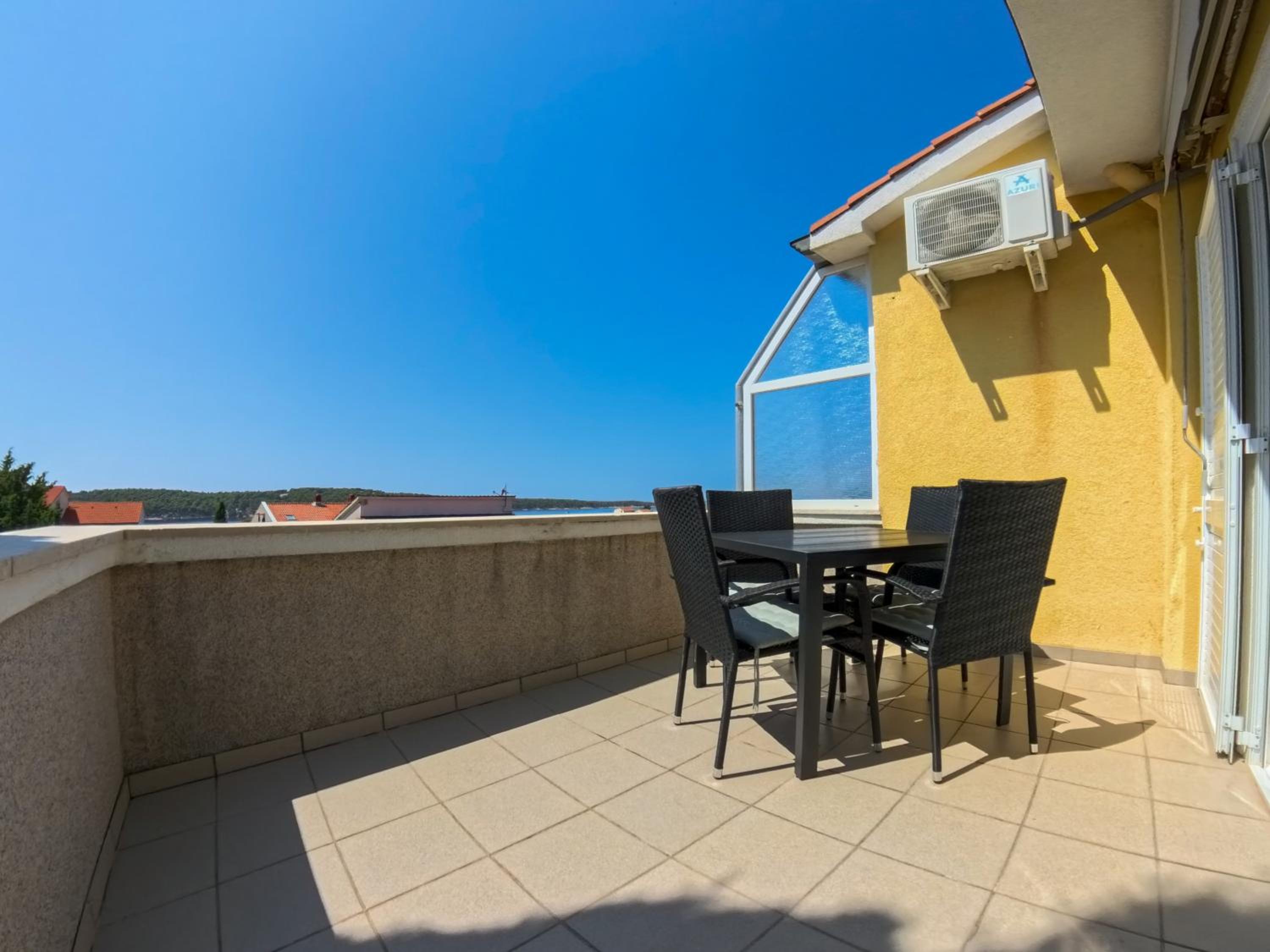 One-Bedroom Apartment with Balcony and Sea View - Photo 12