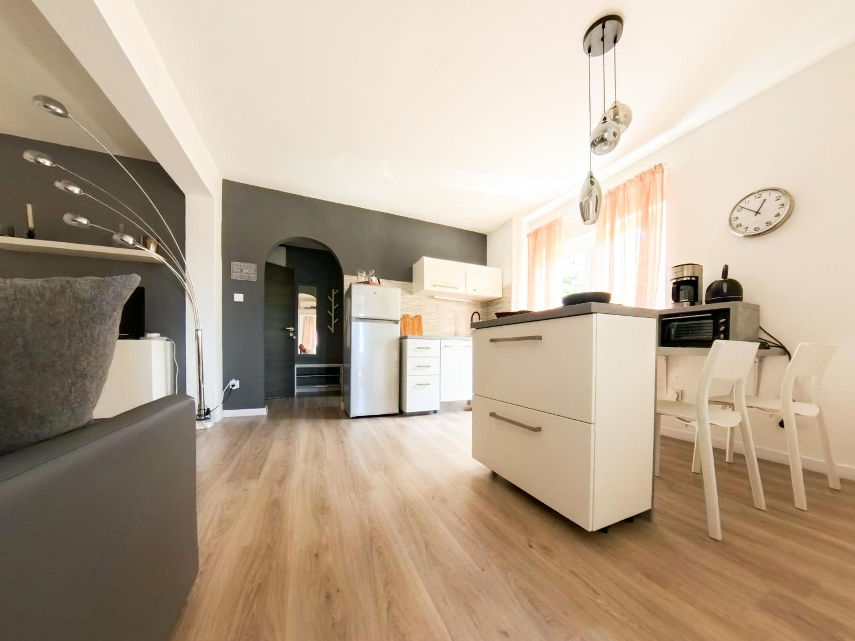 One-Bedroom Apartment with Balcony and Sea View - Photo 28