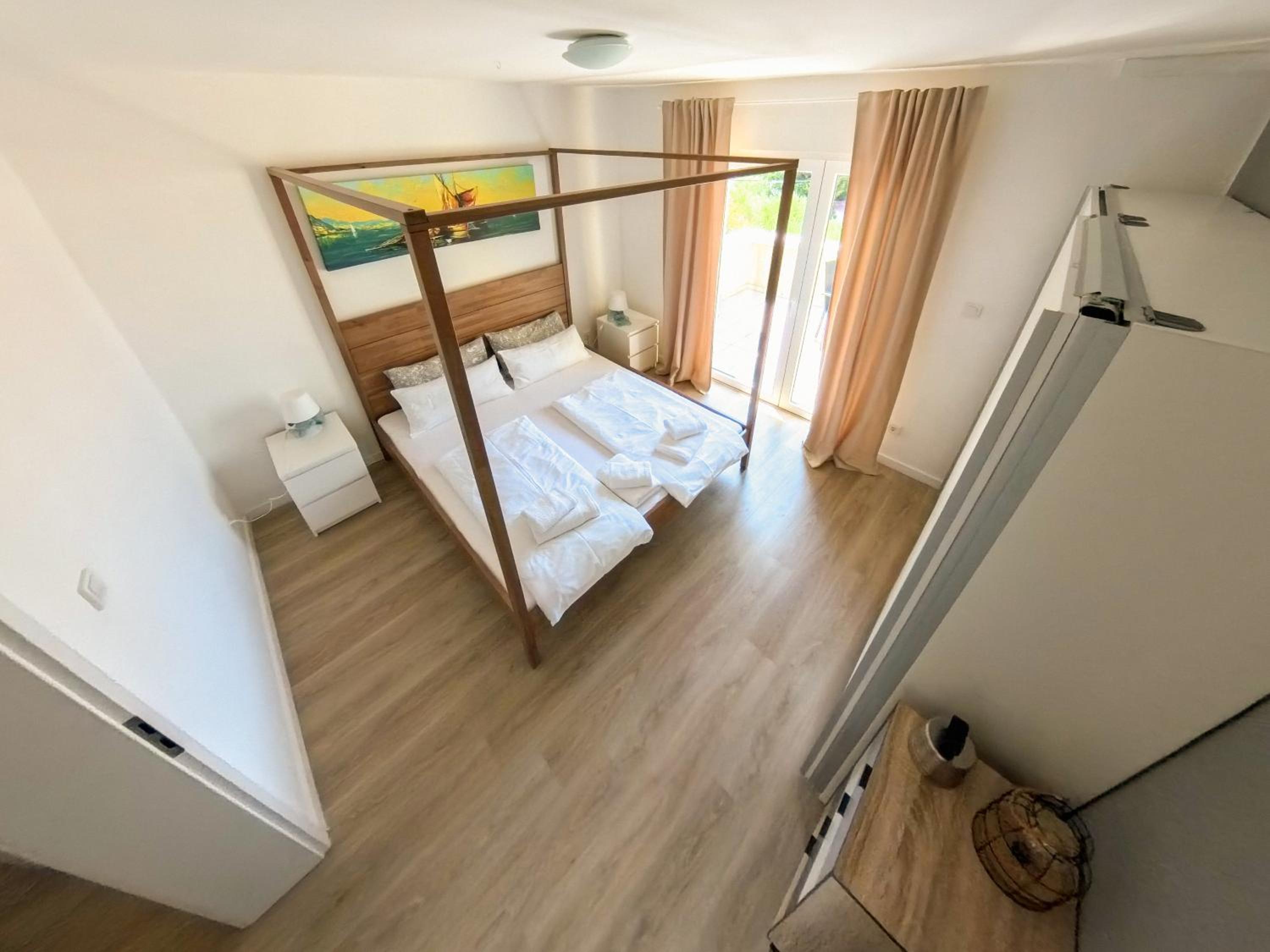 One-Bedroom Apartment with Balcony and Sea View - Photo 5
