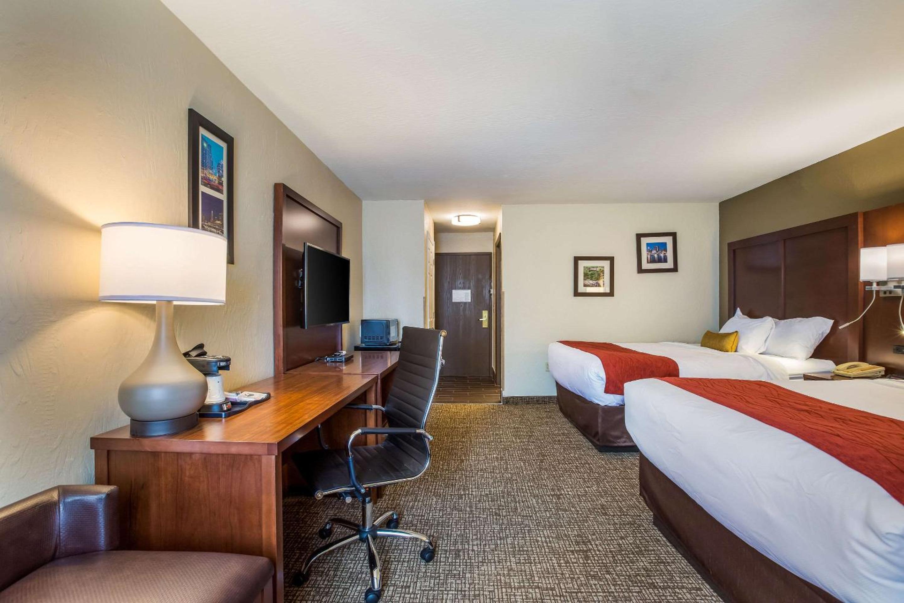 Queen Room with Two Queen Beds - Non-Smoking - Photo 6