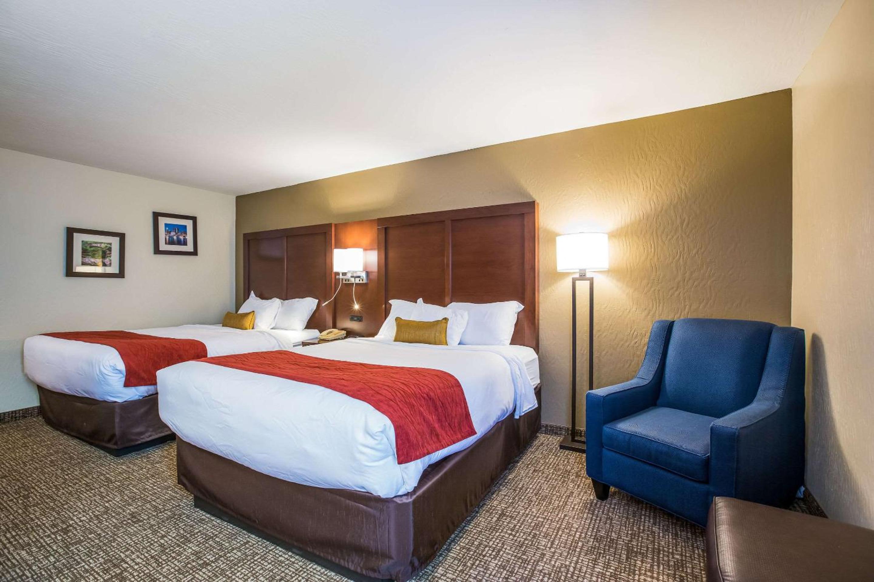 Queen Room with Two Queen Beds - Non-Smoking - Photo 7