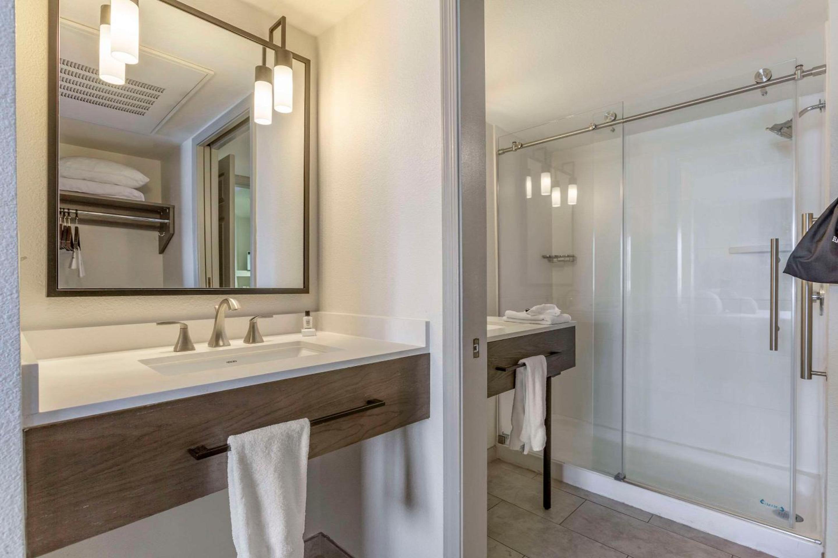 Standard King Suite - Photo 3
