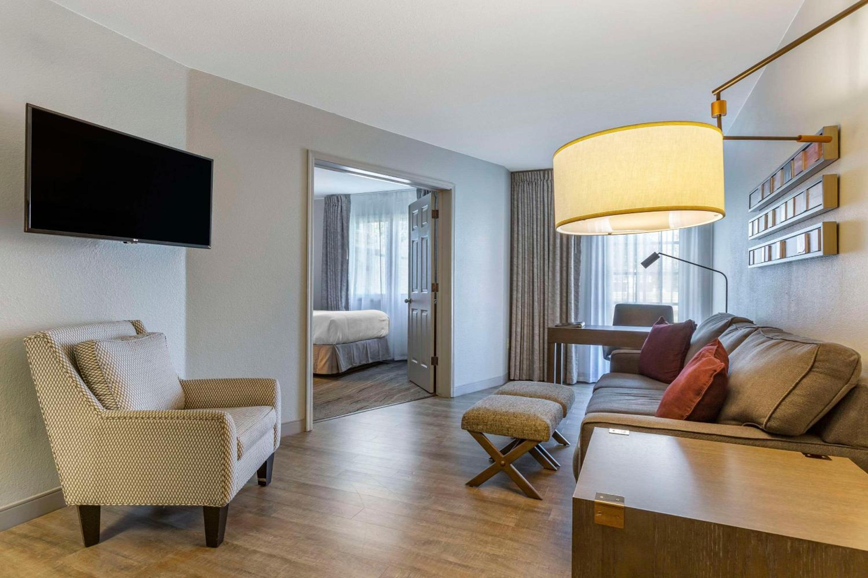 Standard Suite with Two Double Beds - Photo 3