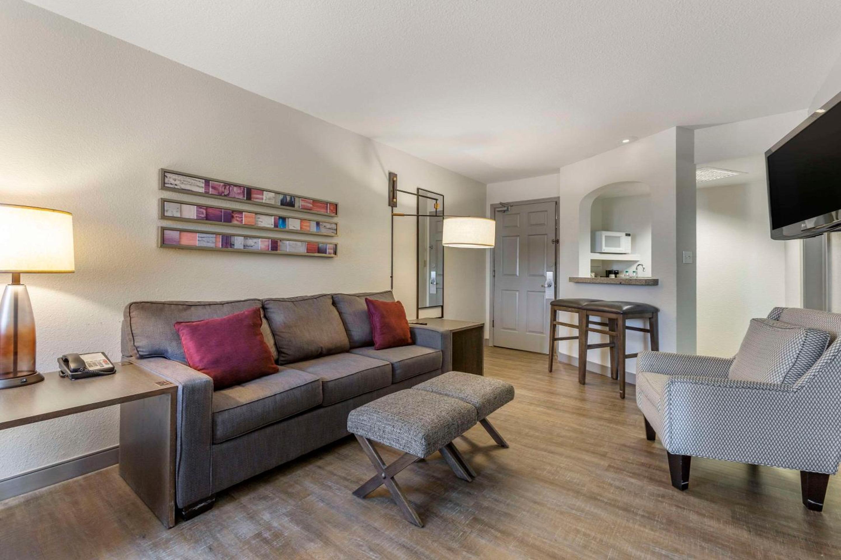 View Suite with Two Double Beds - Photo 4