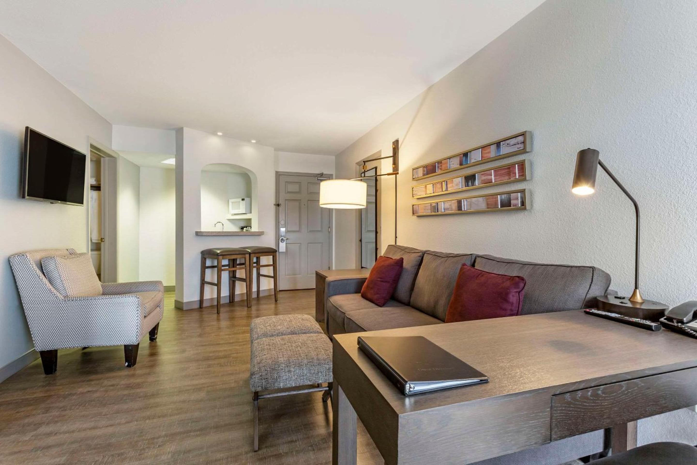 Standard King Suite - Photo 2