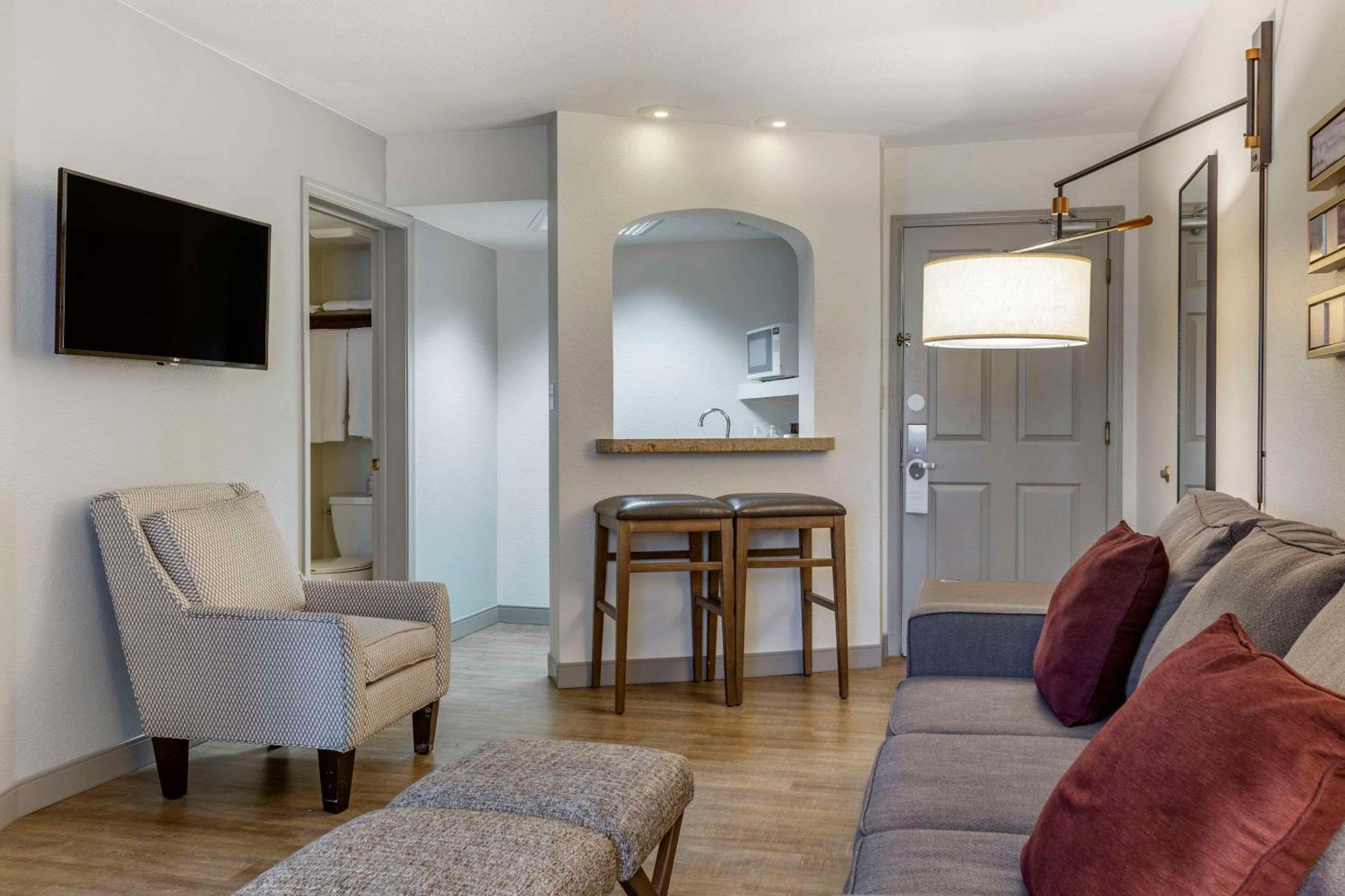 King Suite with View - Photo 3
