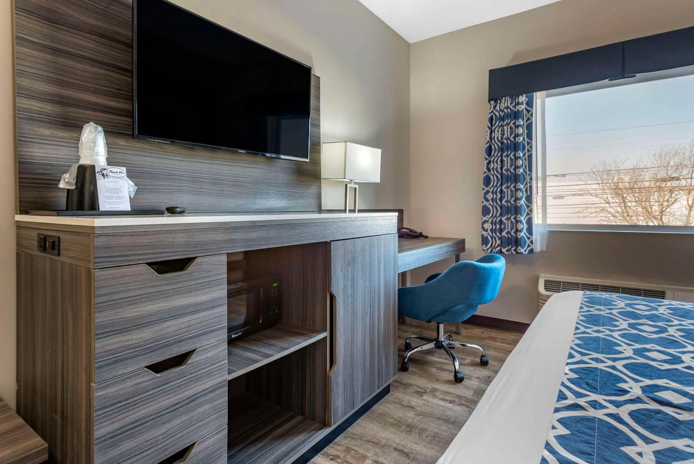 King Room - Non-Smoking - Photo 2