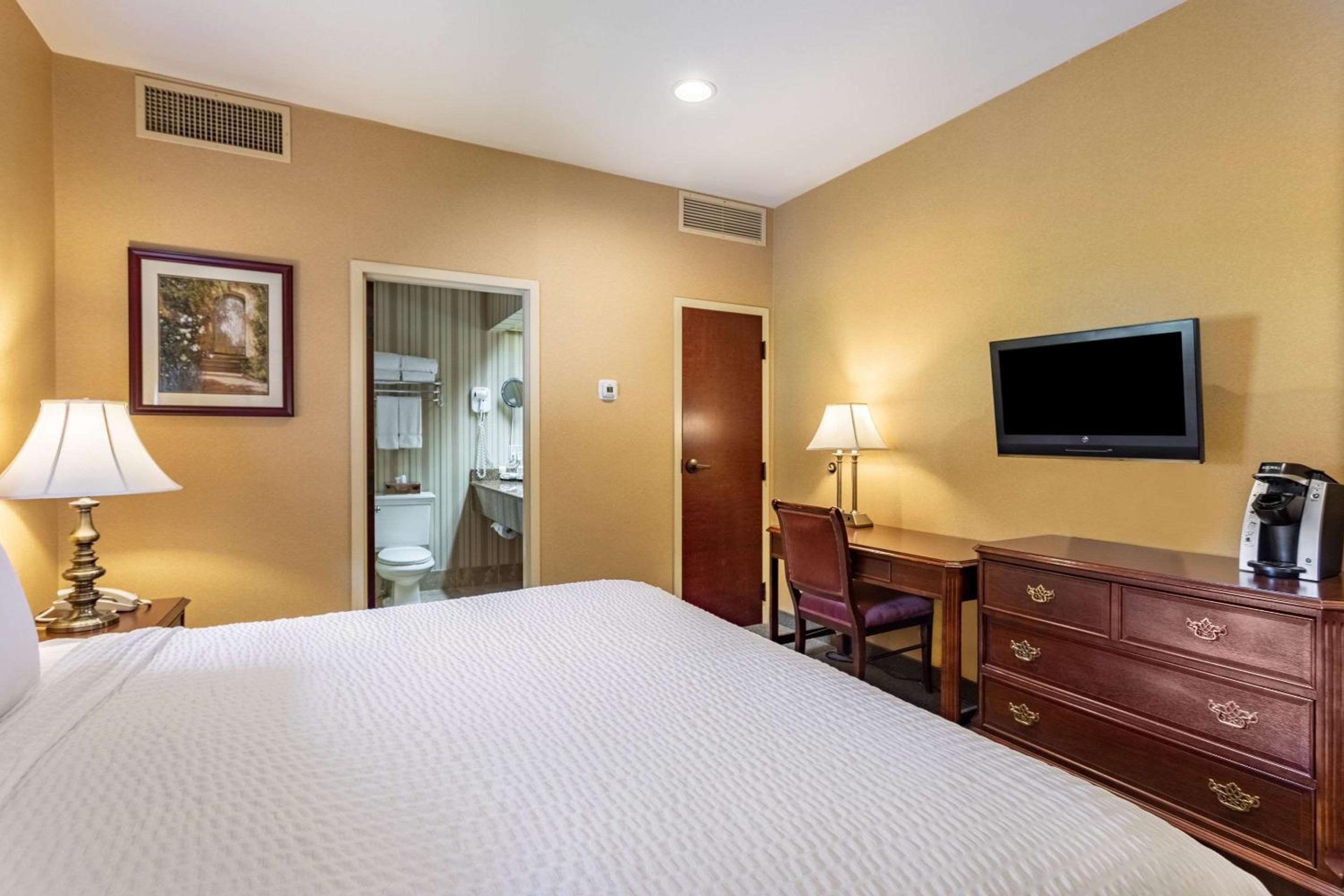 King Room - Non-Smoking - Photo 3