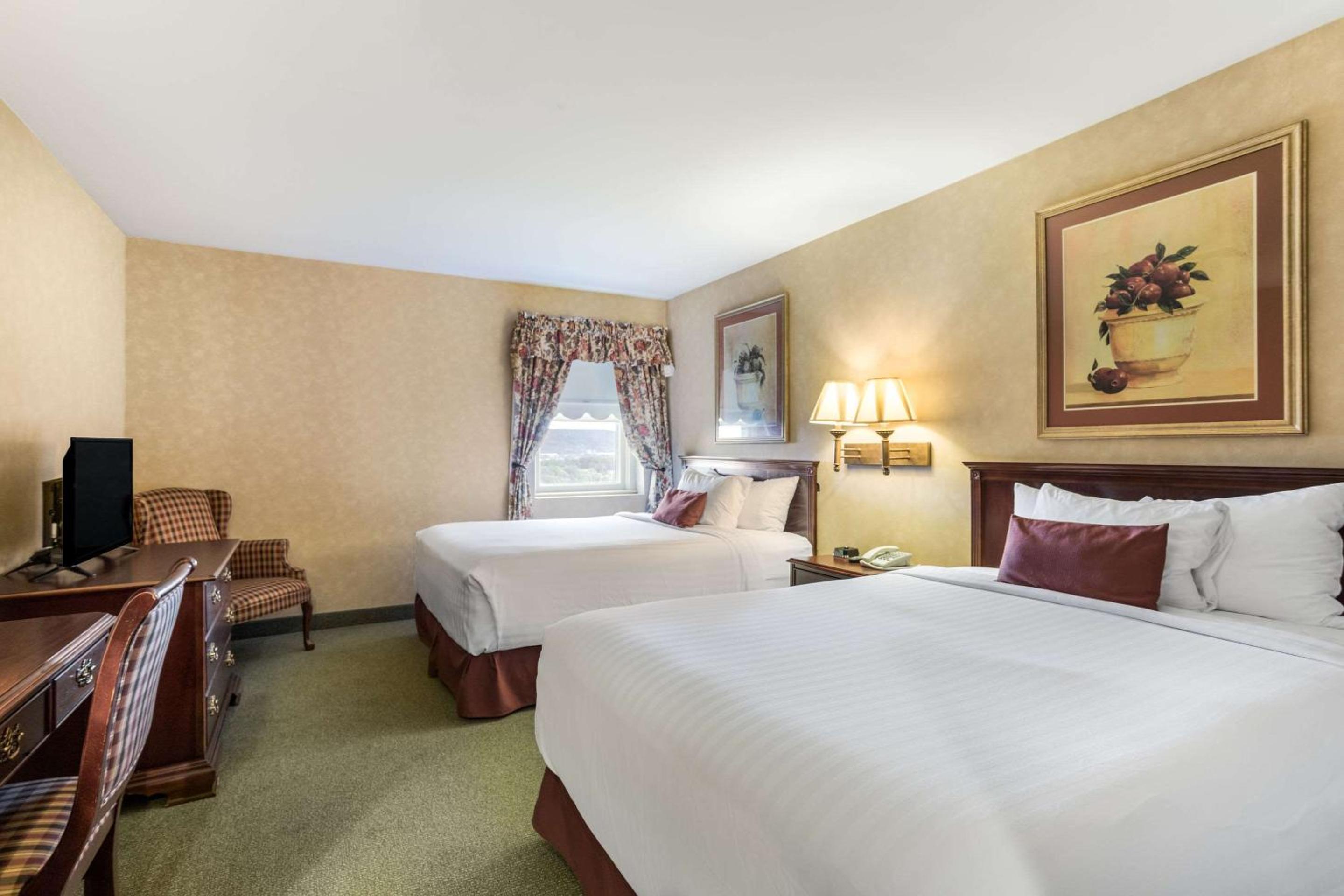 Queen Room with Two Queen Beds - Non-Smoking - Photo 1