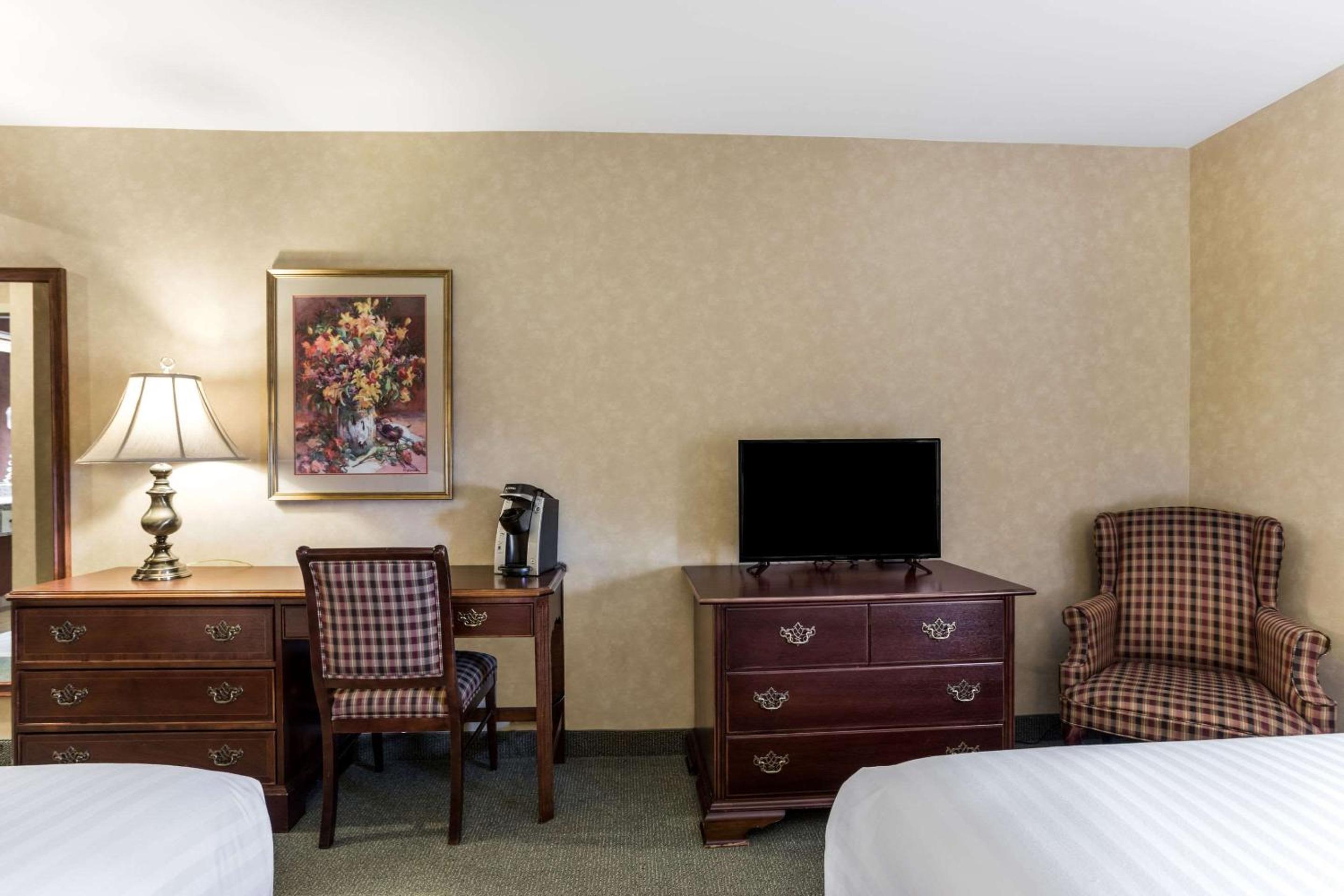 Queen Room with Two Queen Beds - Non-Smoking - Photo 6