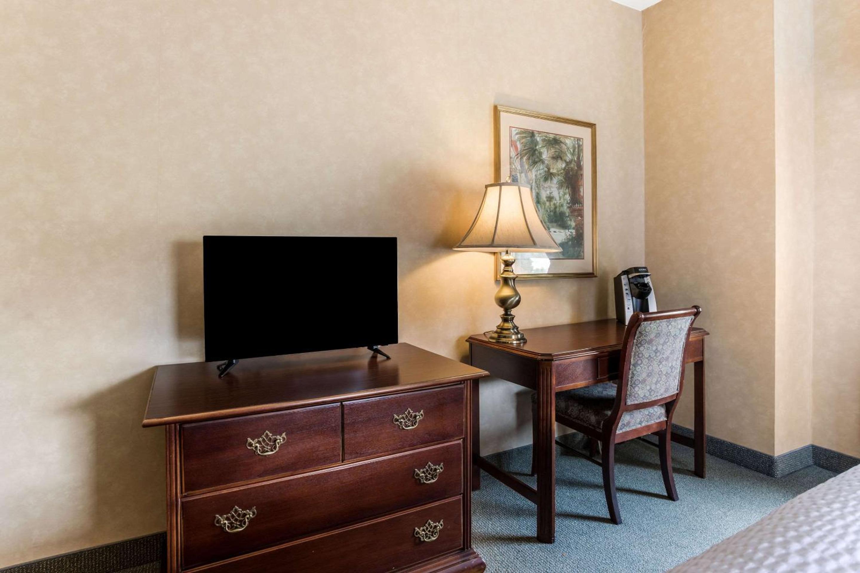 King Room - Non-Smoking - Photo 5