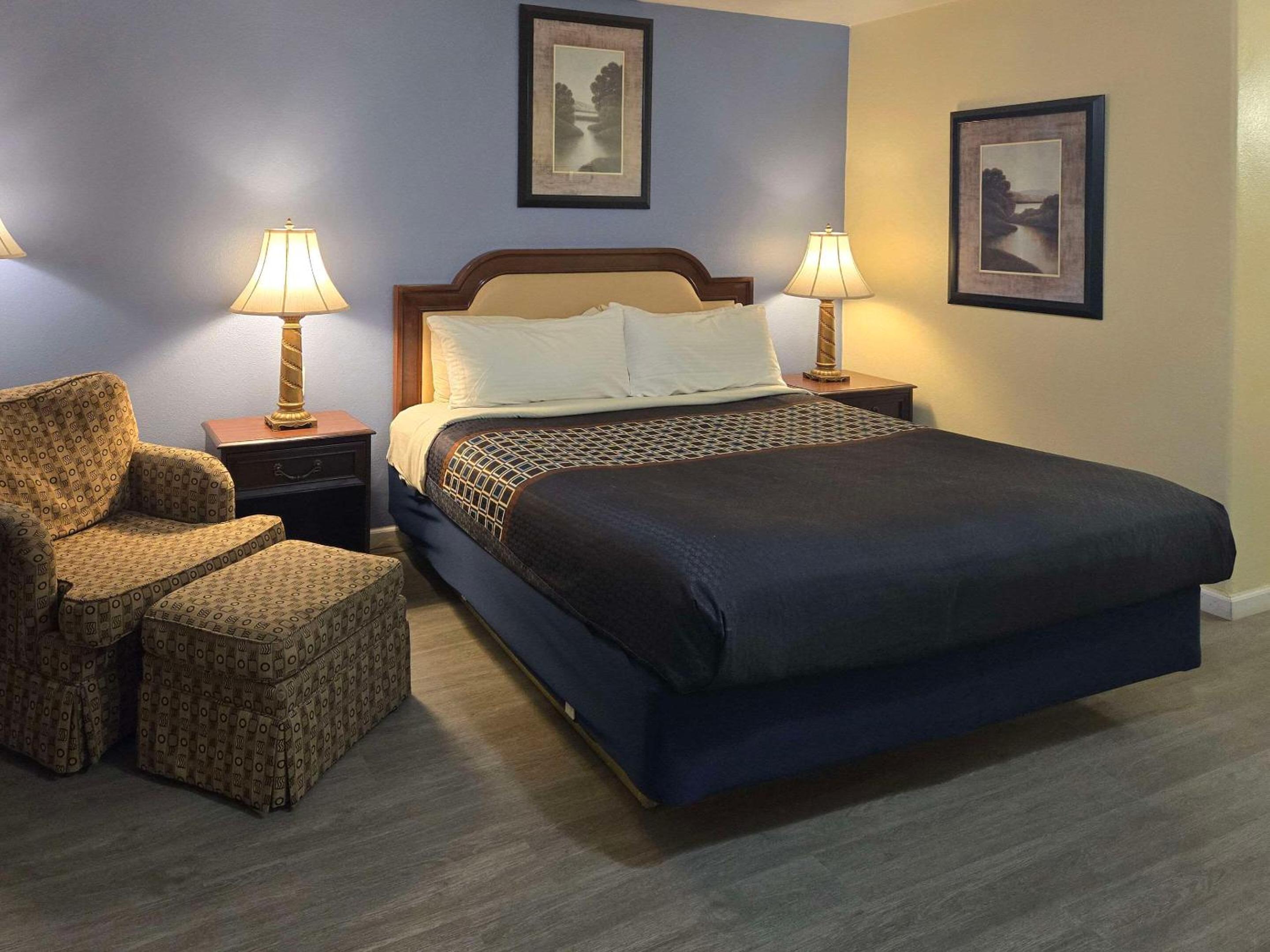 King Room with Pool View - Photo 1