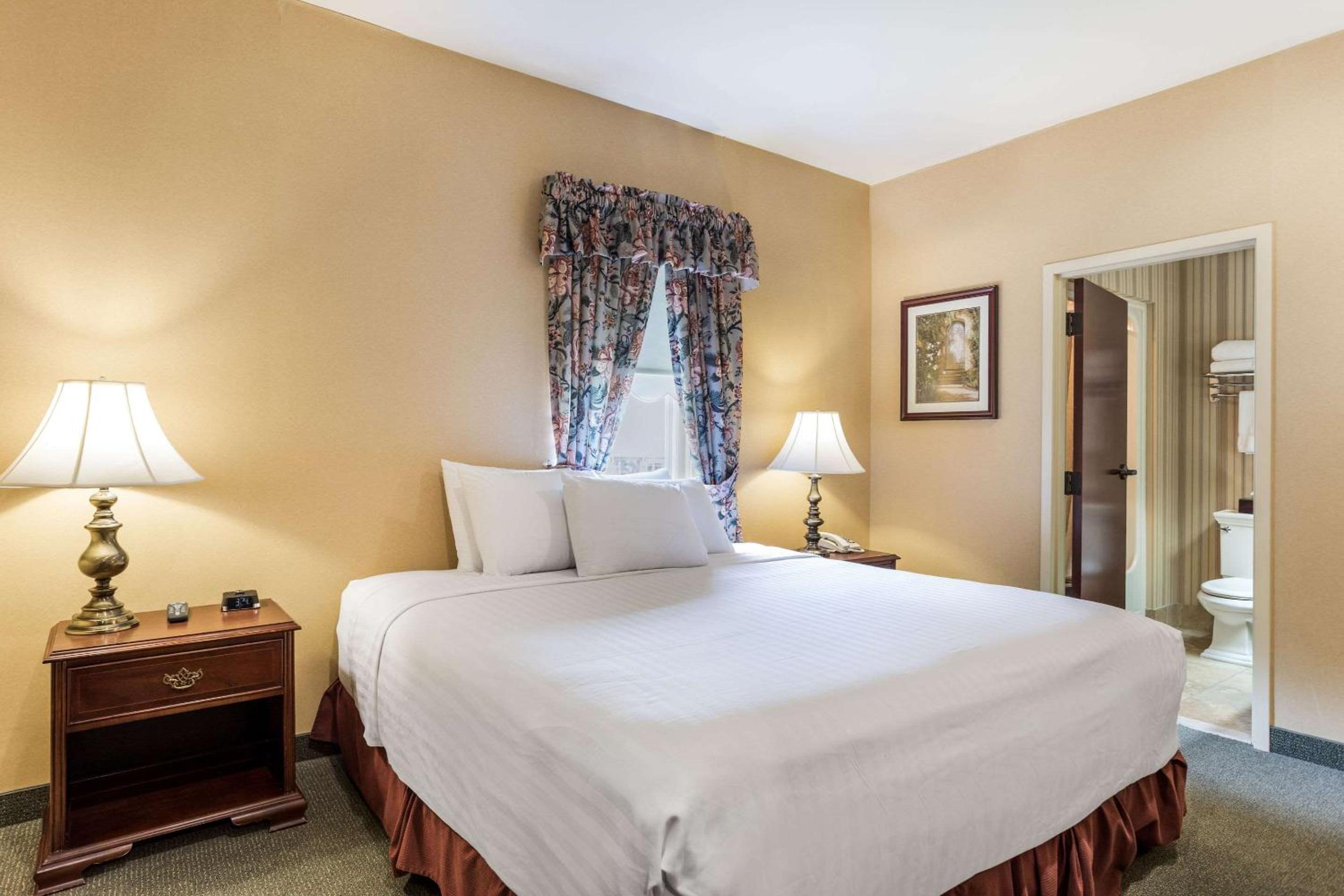 King Room - Non-Smoking - Photo 7