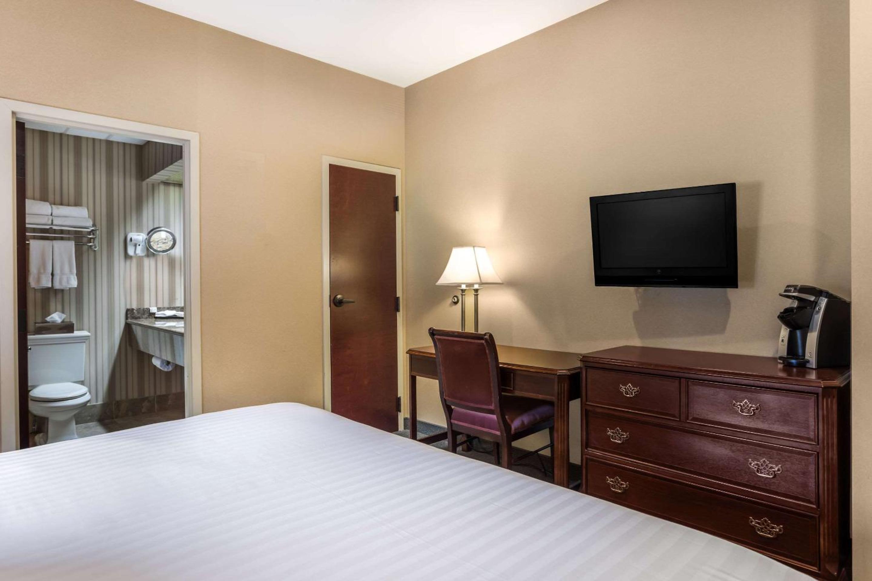 King Room - Non-Smoking - Photo 8