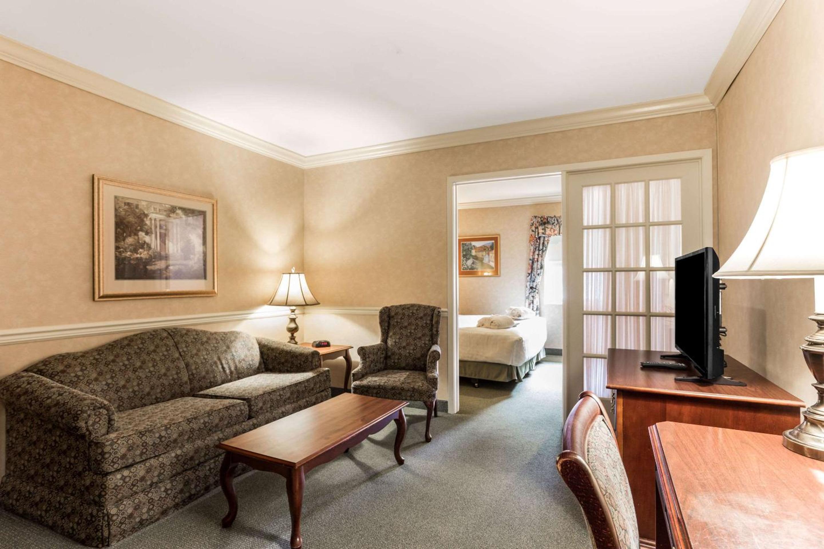 Standard King Suite with Sofa Bed - Non-Smoking - Photo 1