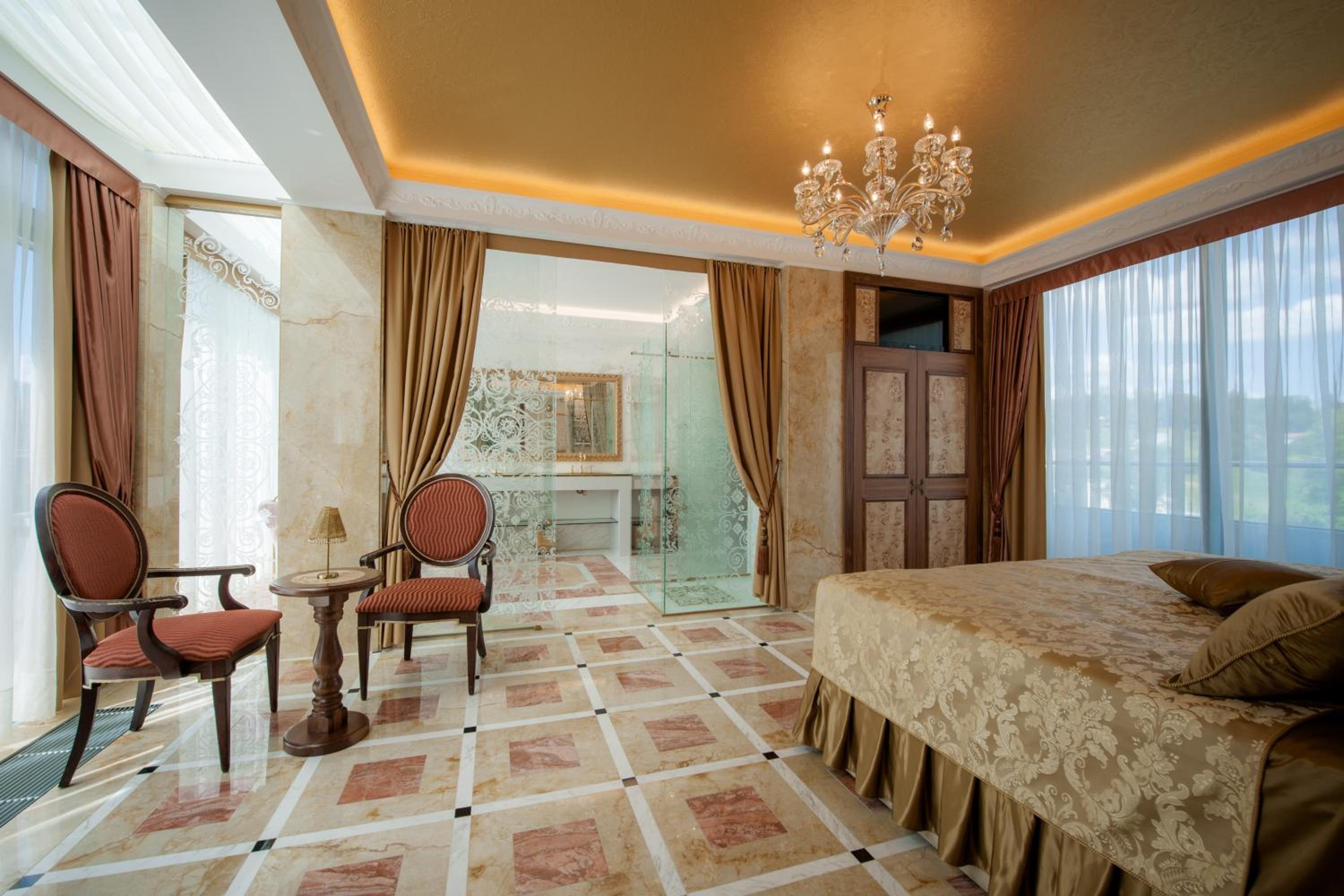 King Suite - Photo 2