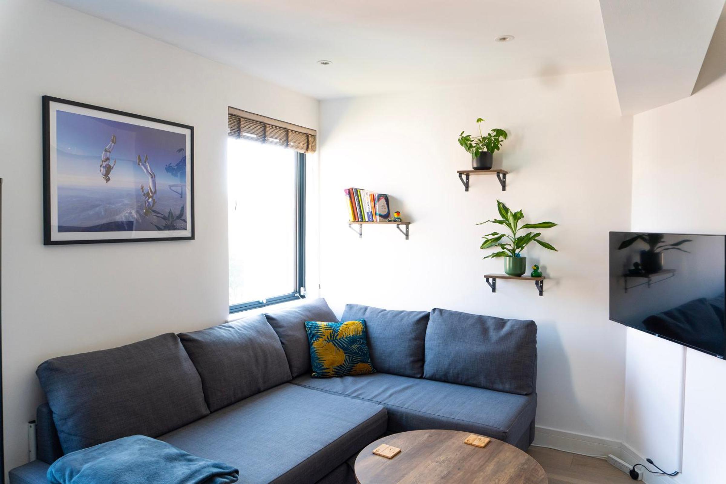 One-Bedroom Apartment photo 1