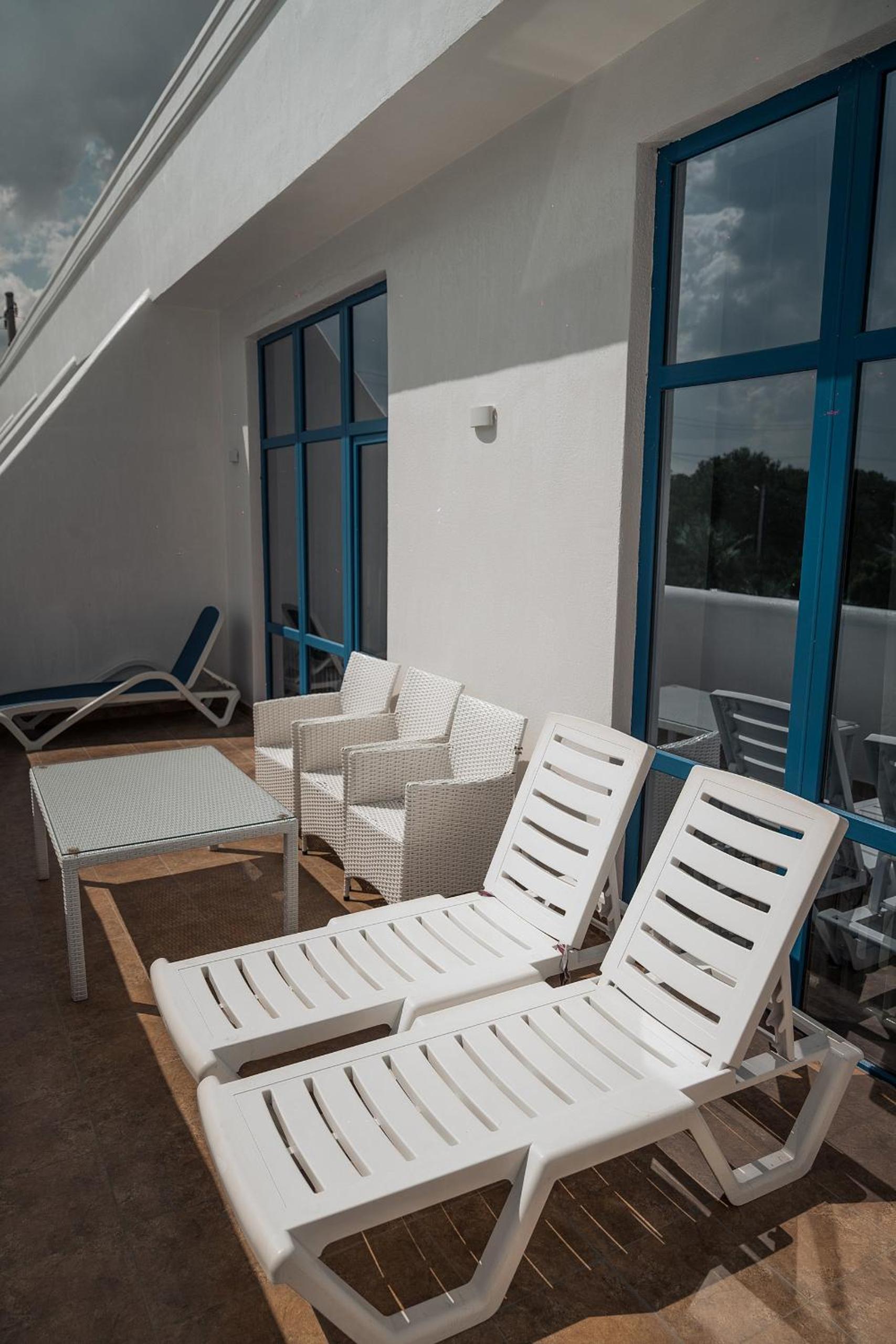 Queen Suite with Pool View photo 3